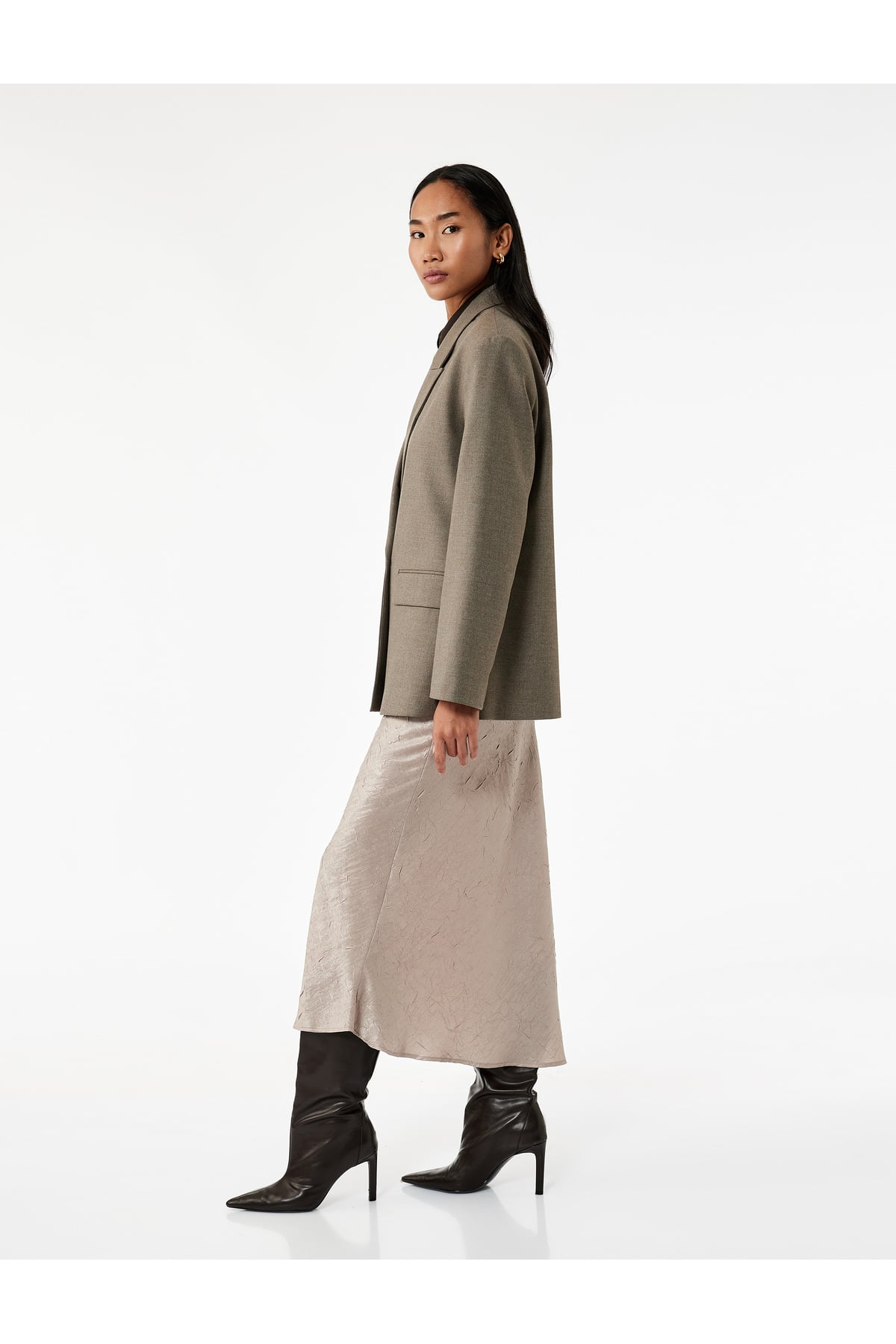 Slim Fit Balık Kesim Dokulu Midi Saten Etek