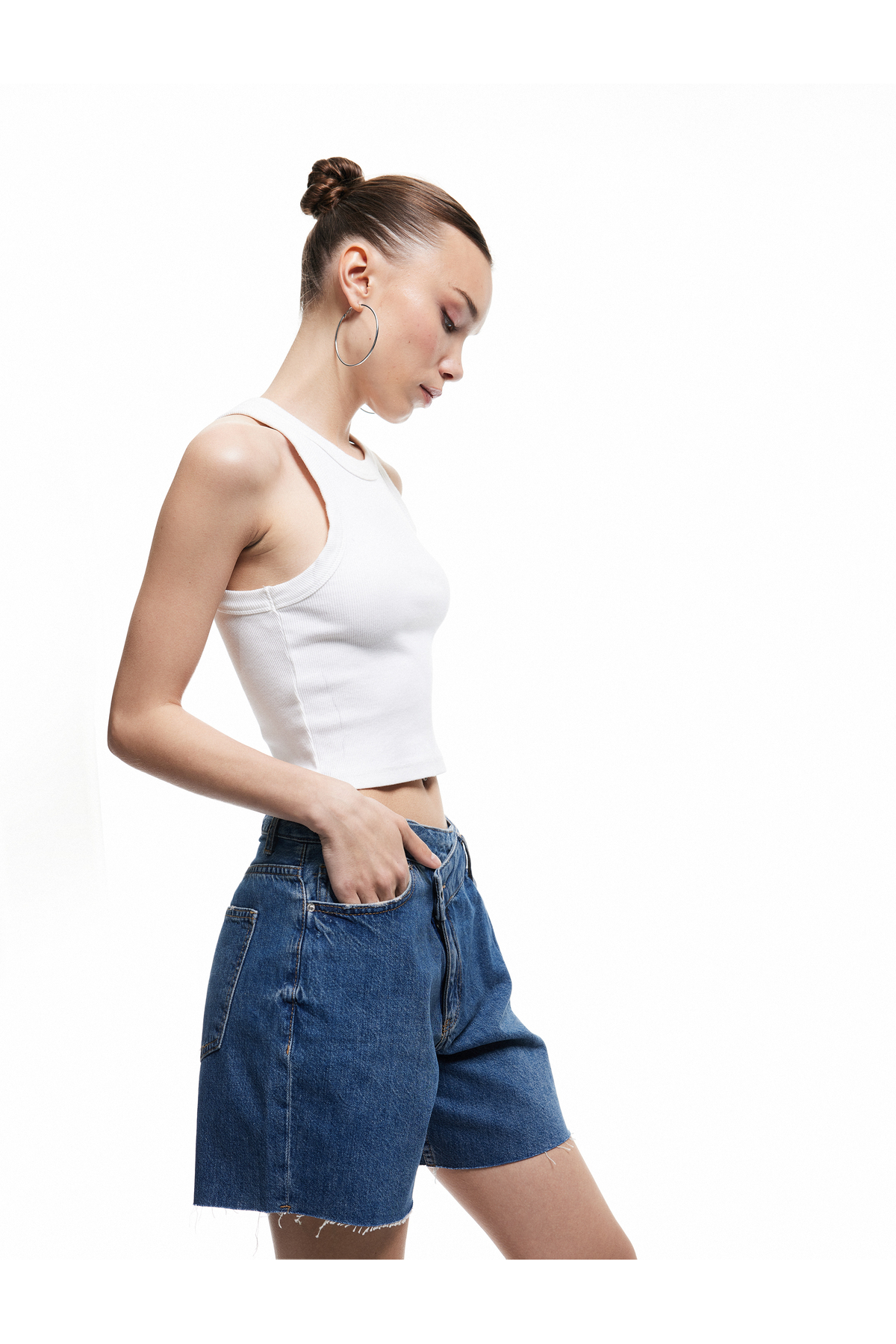 Asimetrik Düğme Detaylı Cepli Mini Denim Şort