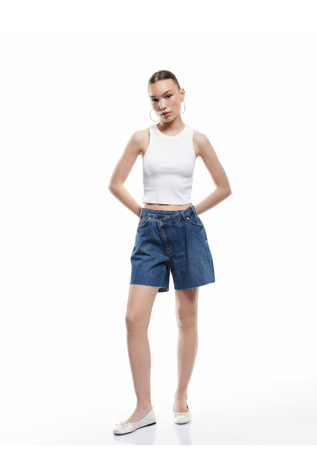 Asimetrik Düğme Detaylı Cepli Mini Denim Şort