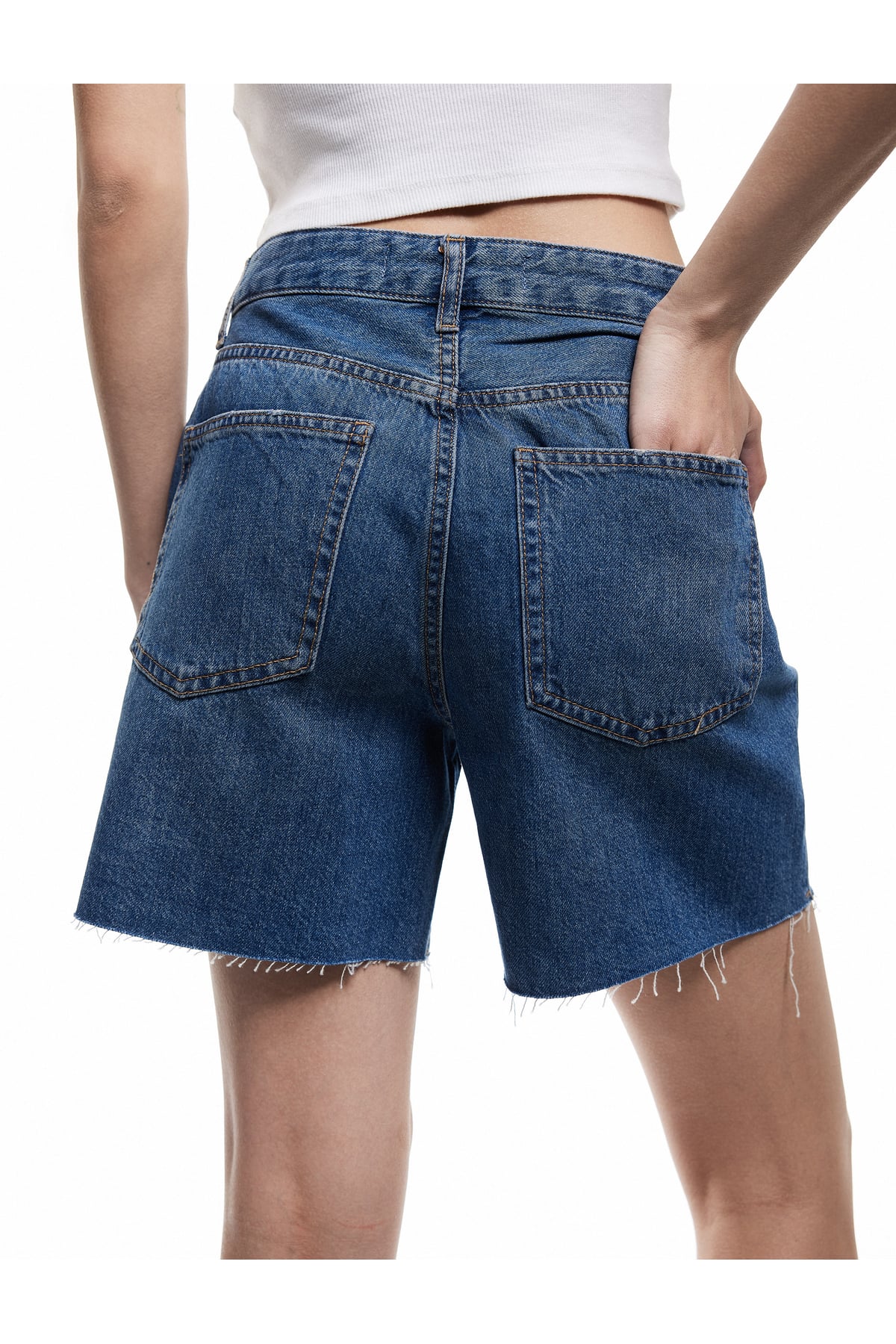 Asimetrik Düğme Detaylı Cepli Mini Denim Şort