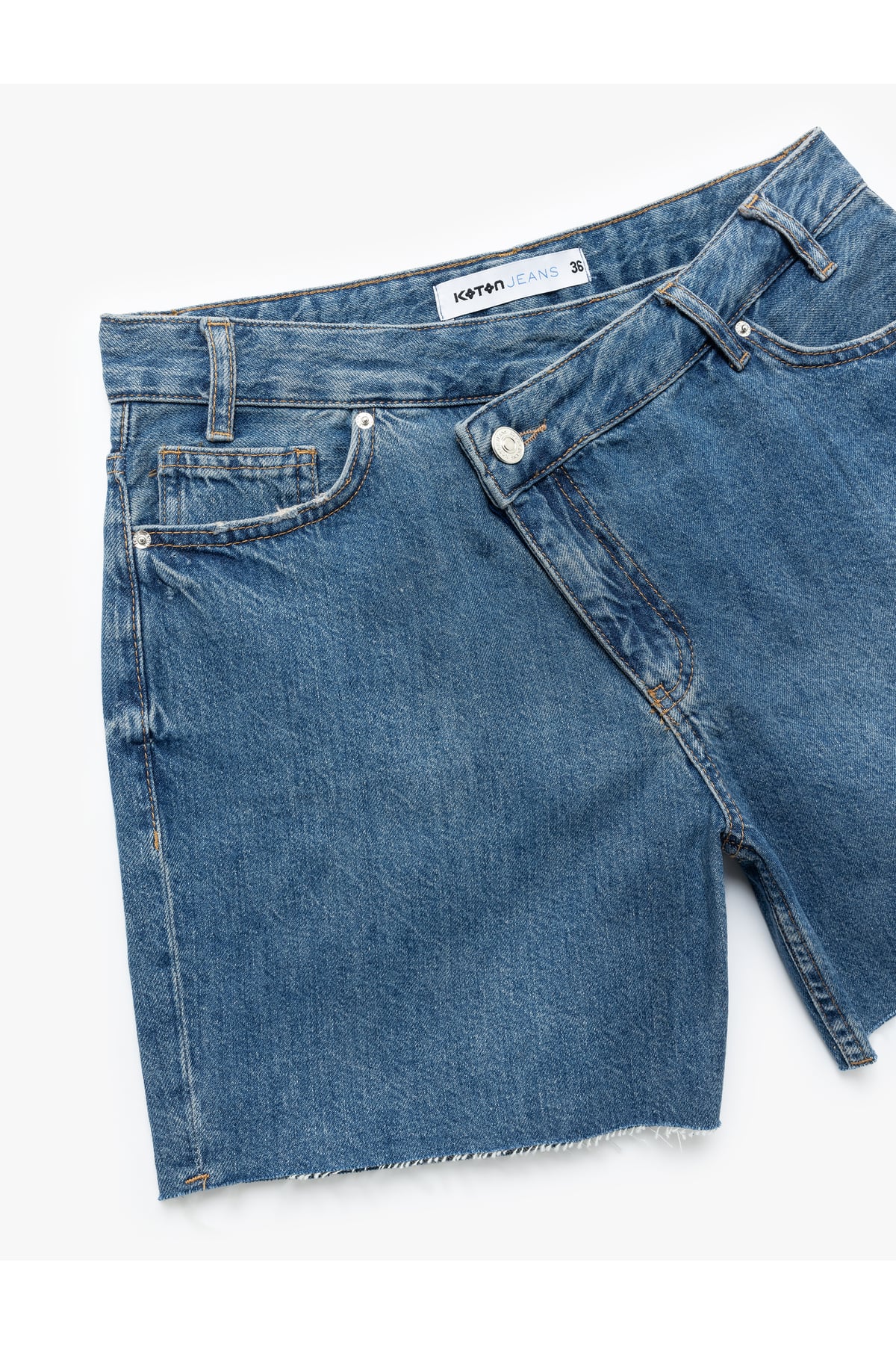 Asimetrik Düğme Detaylı Cepli Mini Denim Şort