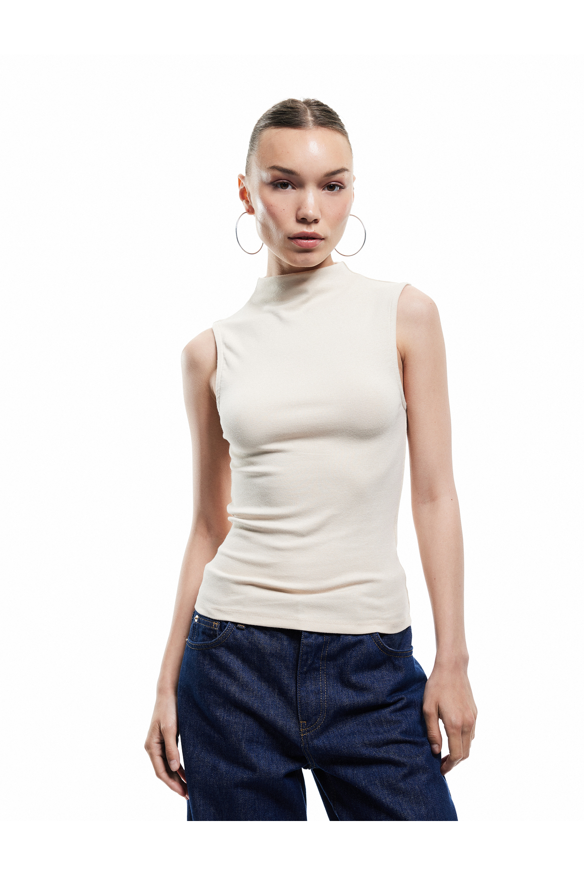 Basic Slim Fit Dik Yaka Modal Kolsuz Bluz