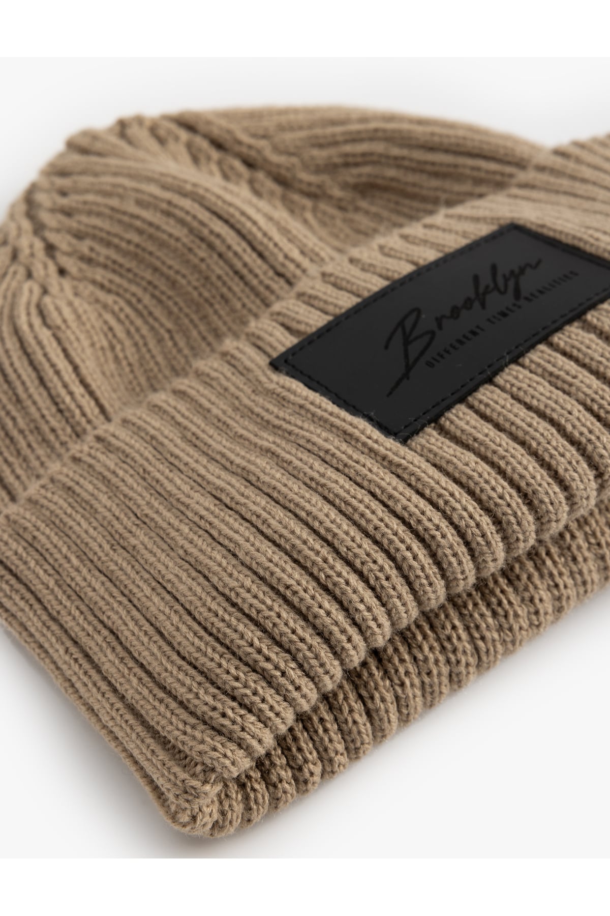 Etiket İşlemeli Katlı Bere