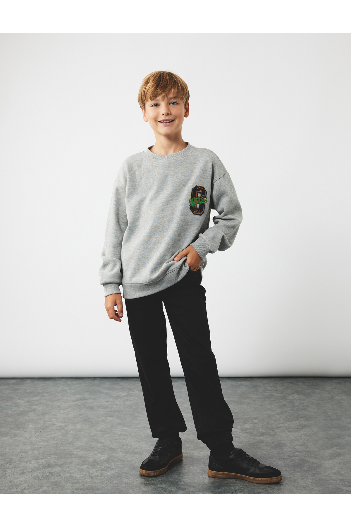 İşleme Detaylı Uzun Kollu Bisiklet Yaka Oversize Sweatshirt