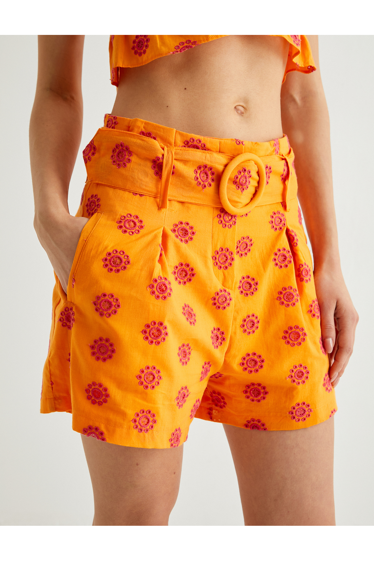 Kemerli İşlemeli Mini Şort