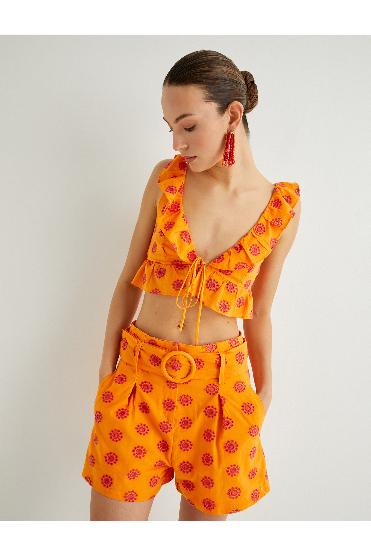 Kemerli İşlemeli Mini Şort