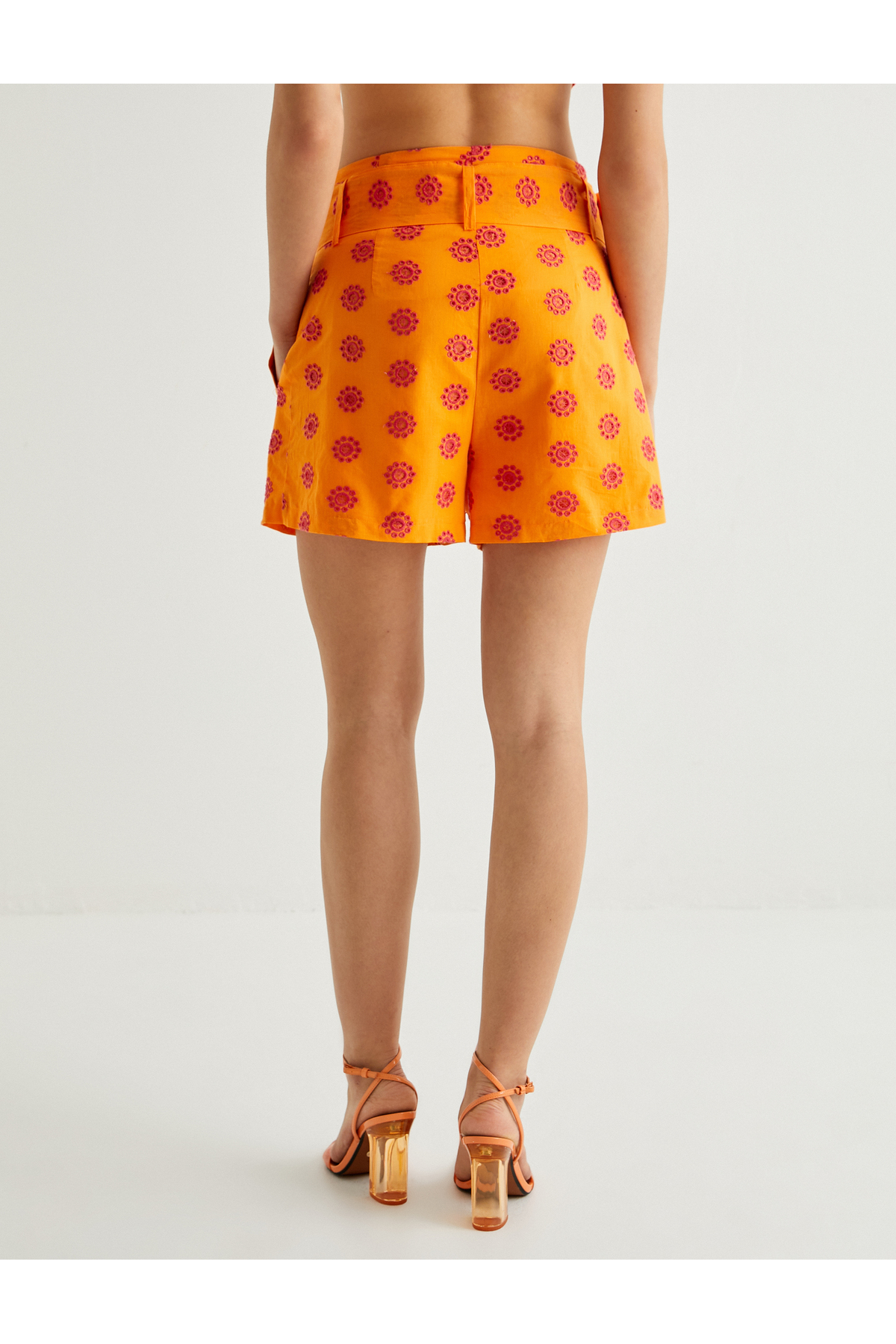 Kemerli İşlemeli Mini Şort