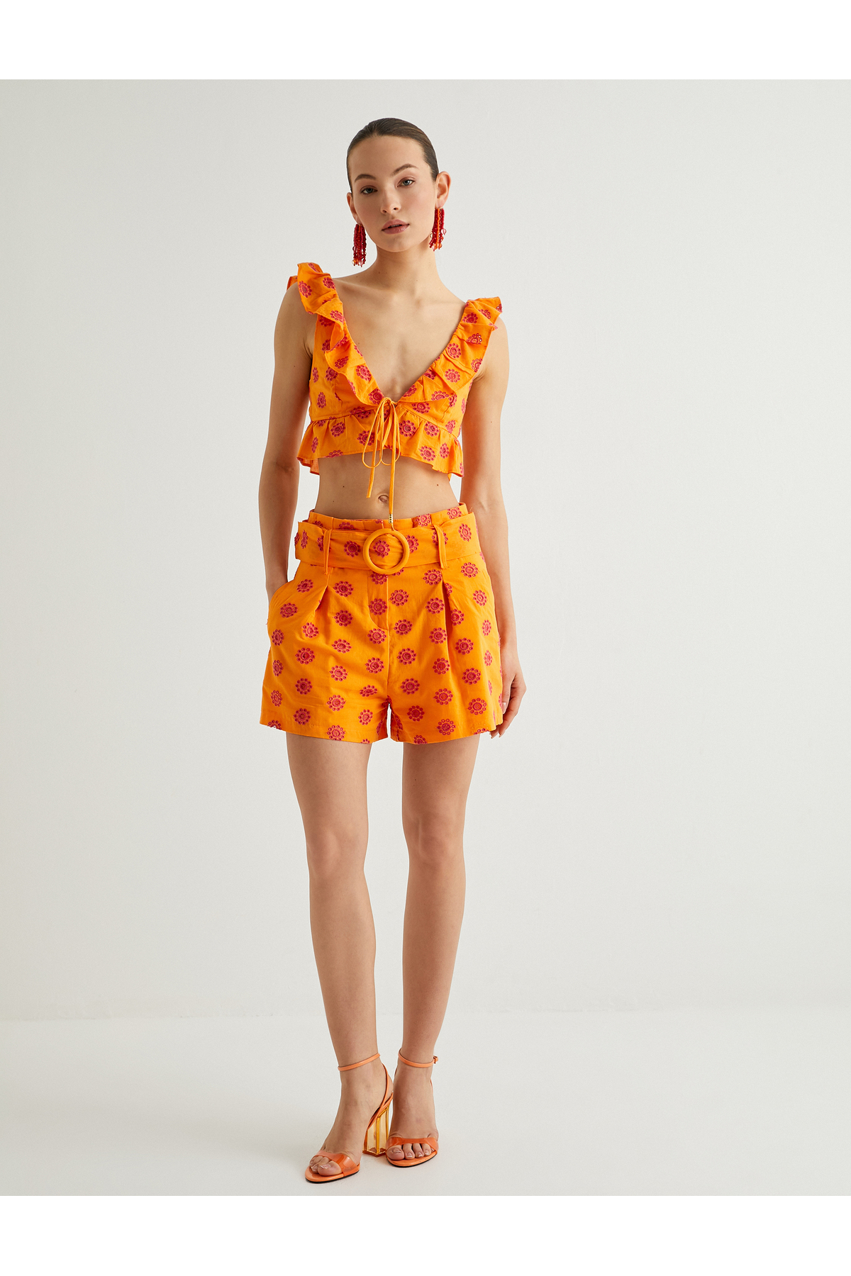 Kemerli İşlemeli Mini Şort