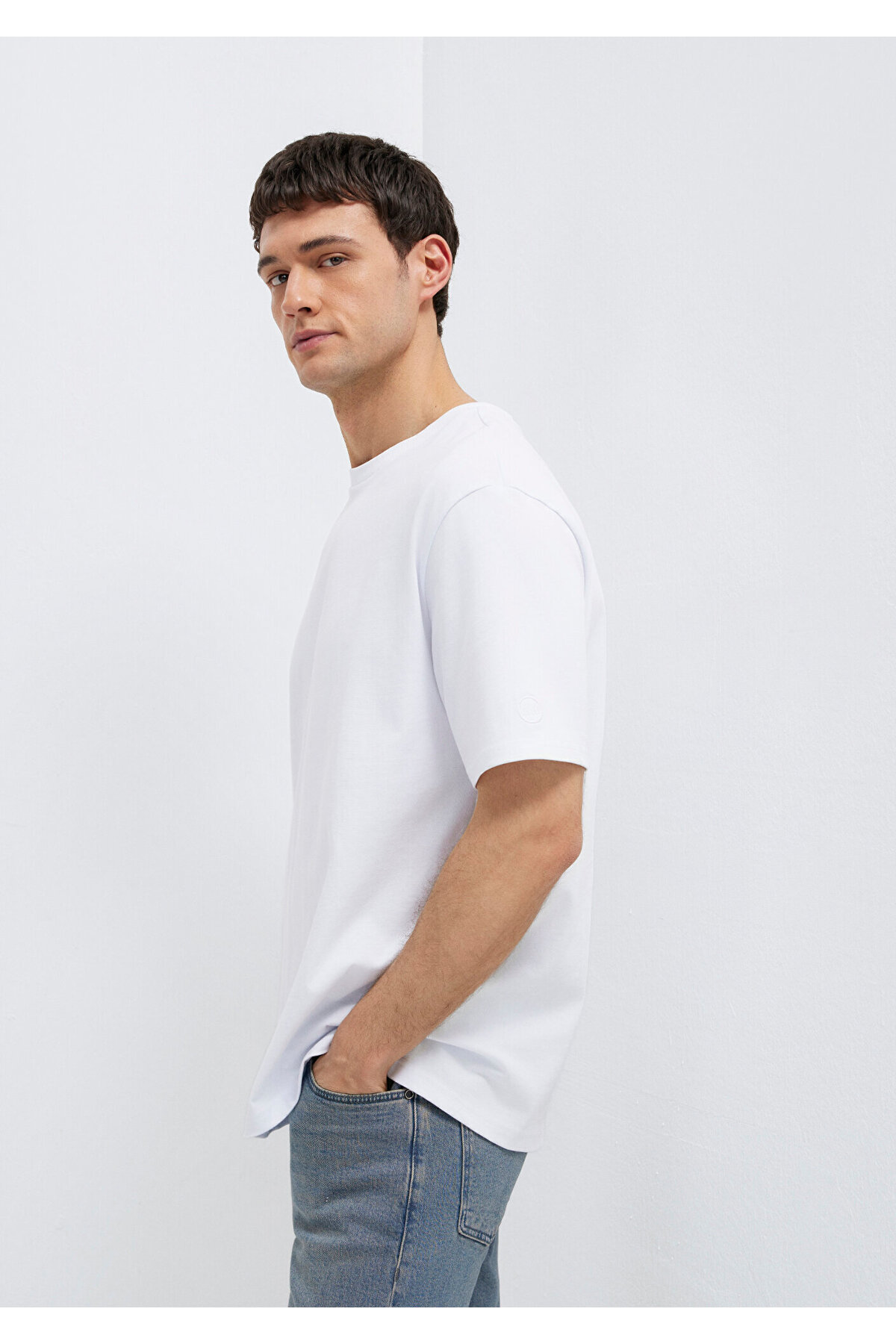 Logo Kol Detaylı Beyaz Basic Tişört Loose Fit / Bol Rahat Kesim 0611924-620