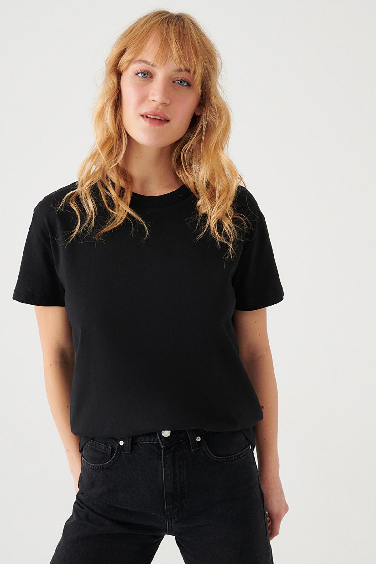 M1600955-900 Kadın Yuvarlak Yaka T-shirt
