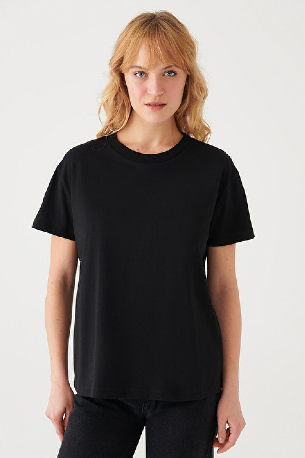 M1600955-900 Kadın Yuvarlak Yaka T-shirt