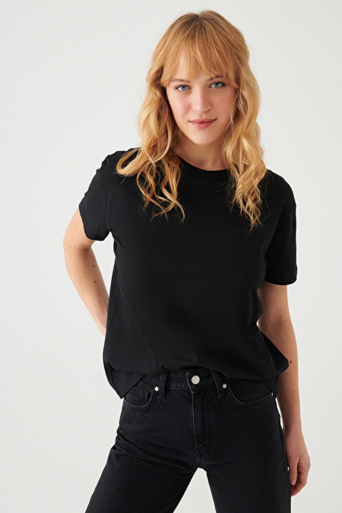 M1600955-900 Kadın Yuvarlak Yaka T-shirt