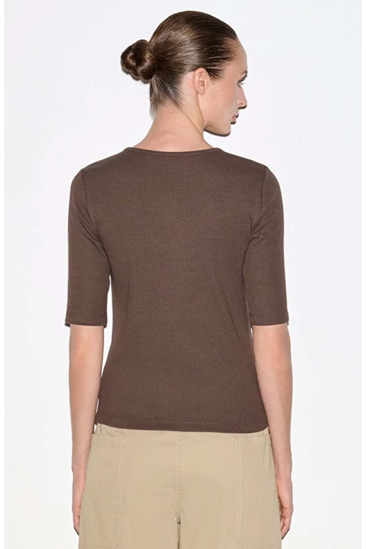 M1613852 Düğme Detaylı T-Shirt Kadın Tişört KAHVERENGİ