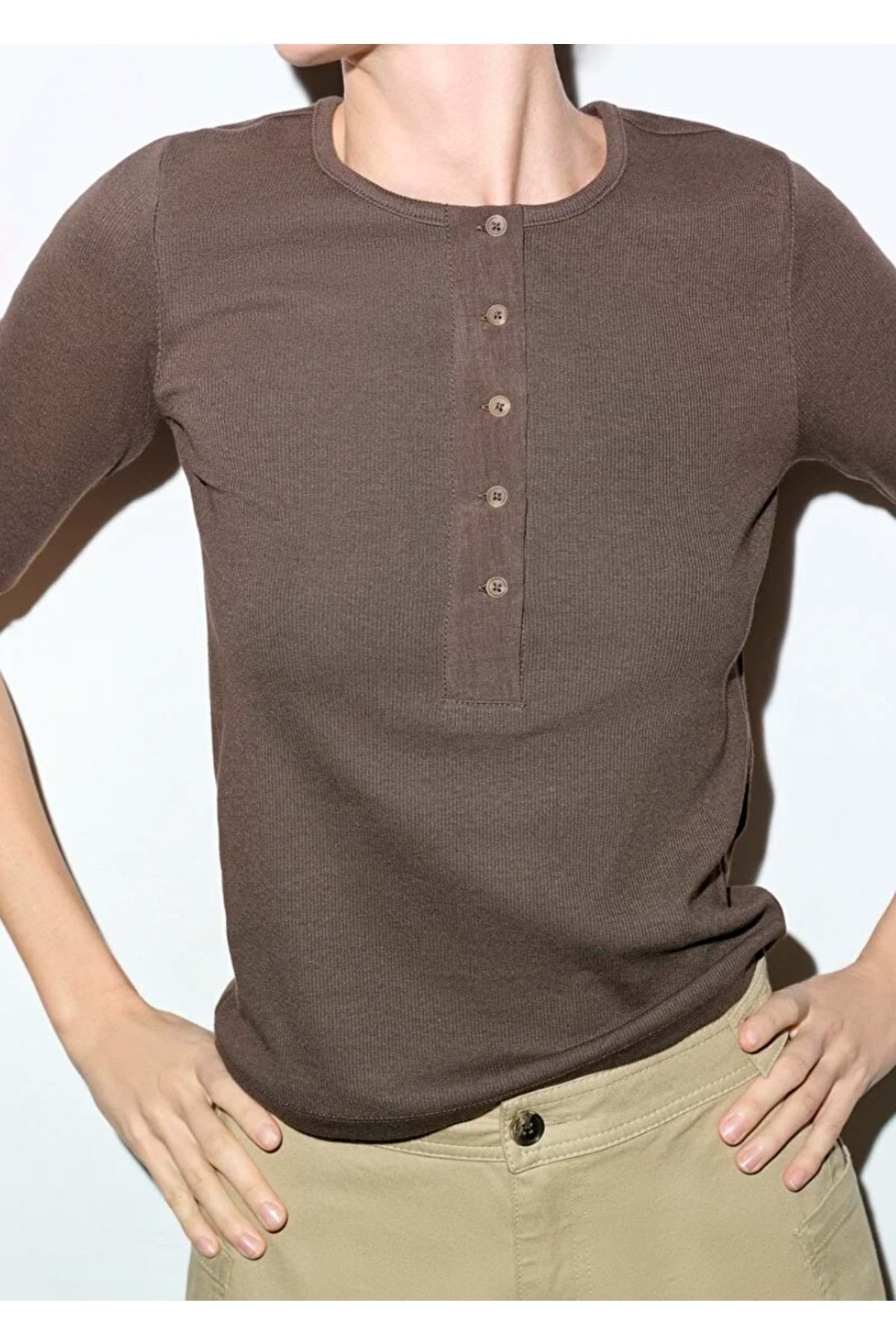 M1613852 Düğme Detaylı T-Shirt Kadın Tişört KAHVERENGİ