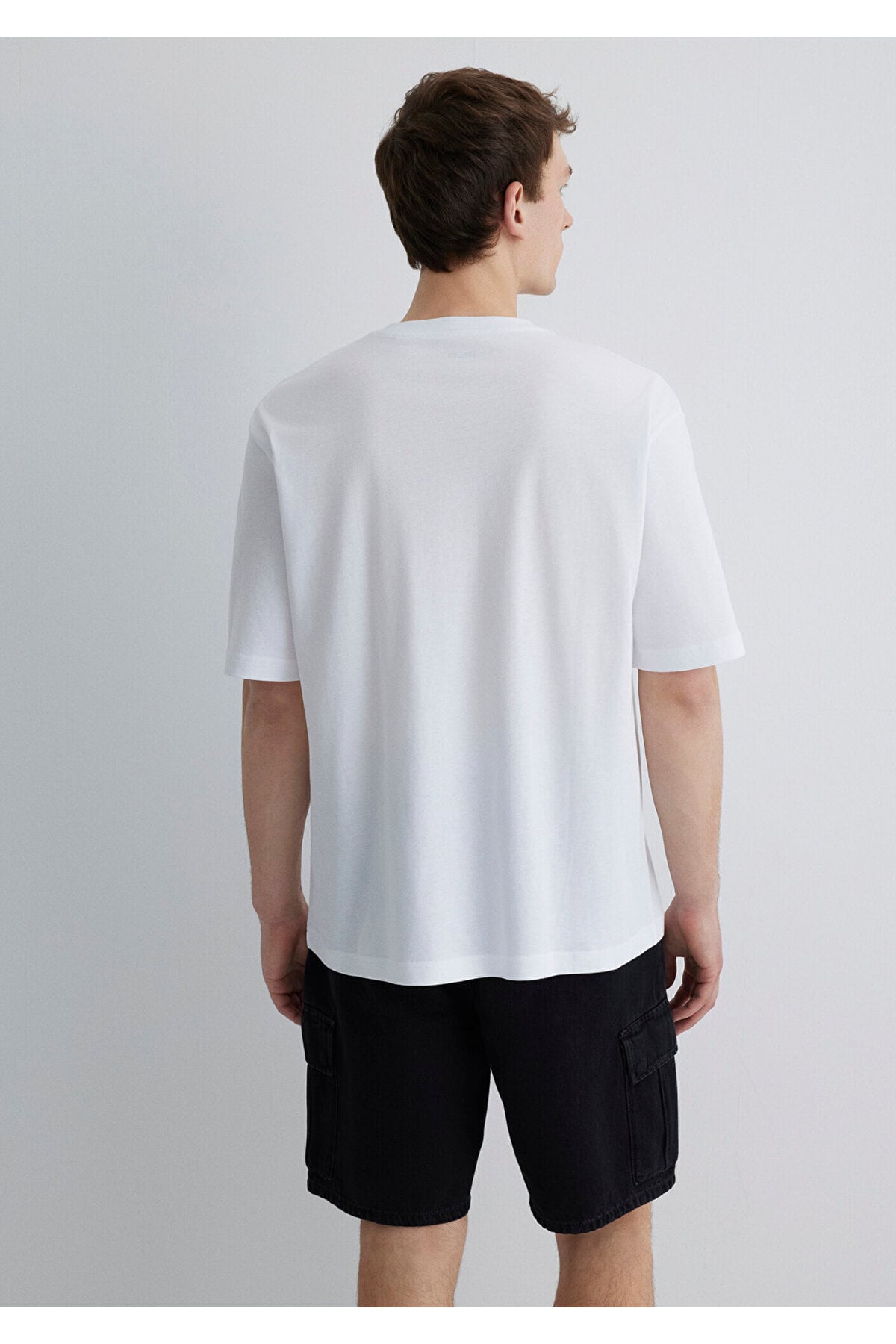 Minimal Logo Baskılı Beyaz Tişört Relaxed Fit / Rahat Kesim 0612710-620