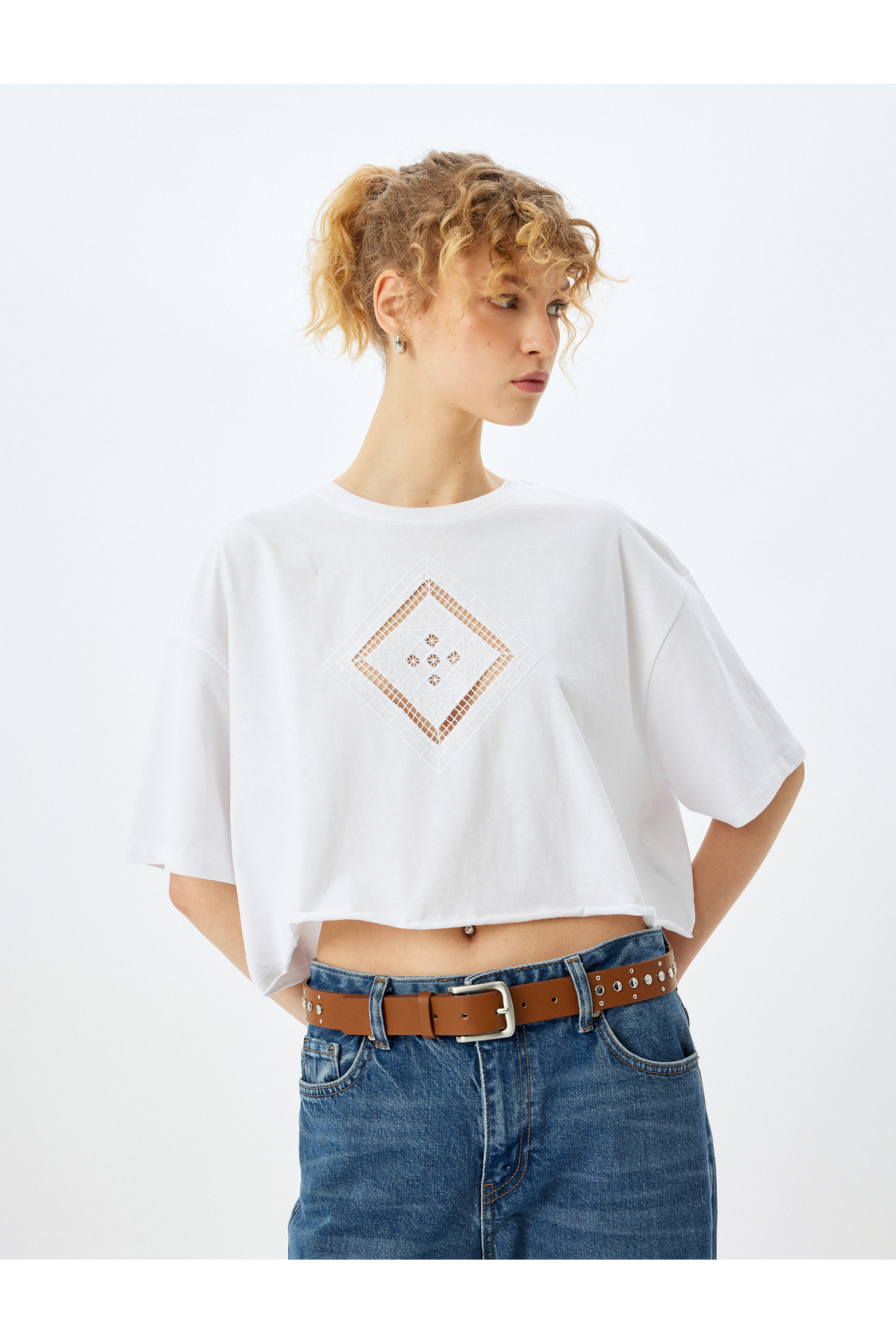 Nakış Detaylı Crop Ekru Kadın T-Shirt 5SAL10250IK