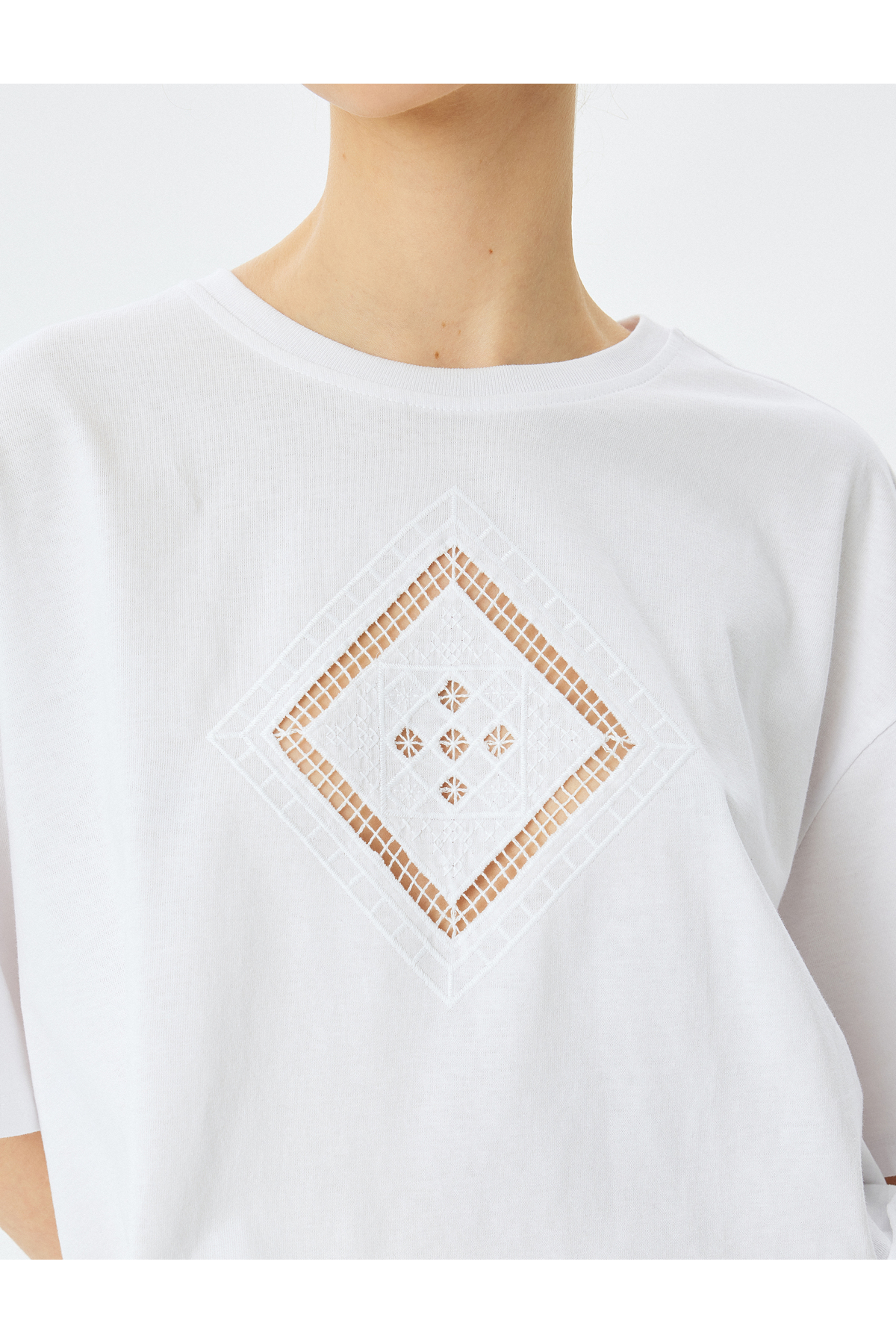 Nakış Detaylı Crop Ekru Kadın T-Shirt 5SAL10250IK