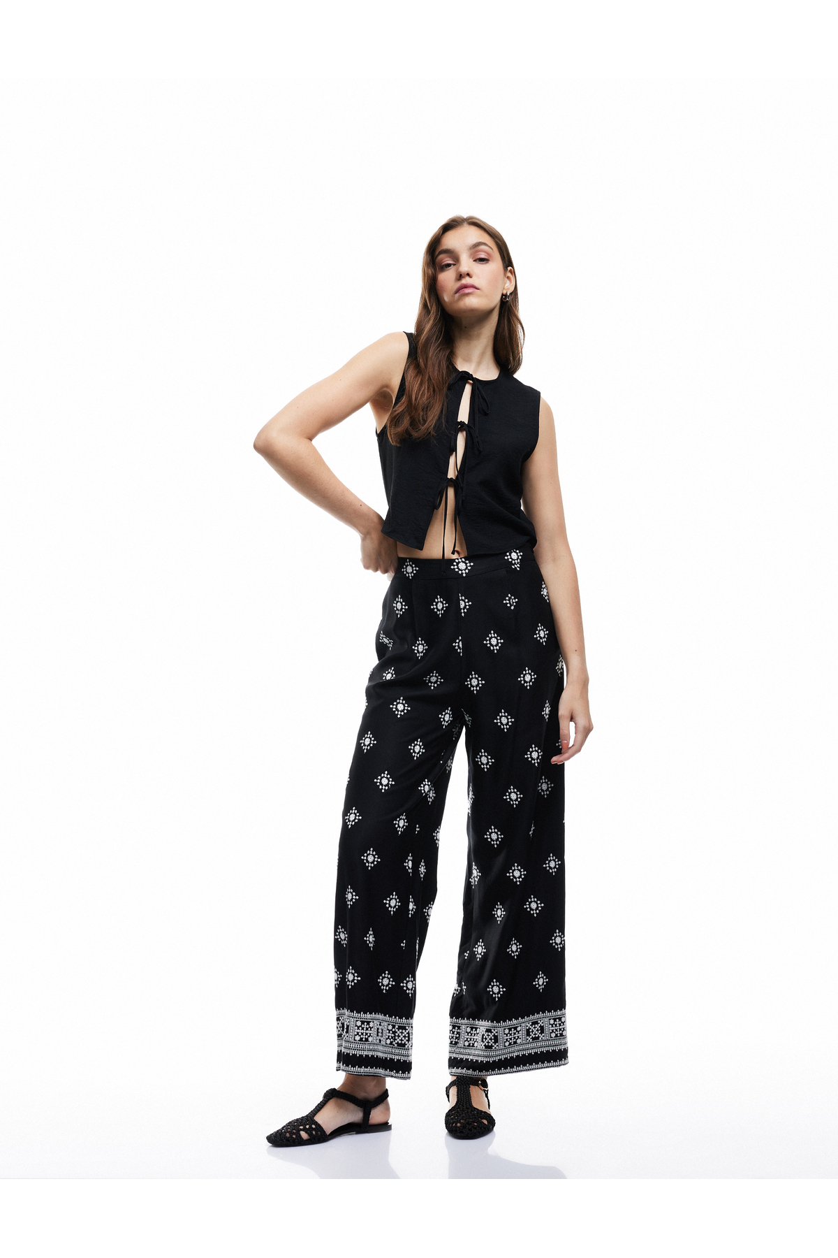Nakış Detaylı Normal Bel Geniş Paça Pantolon