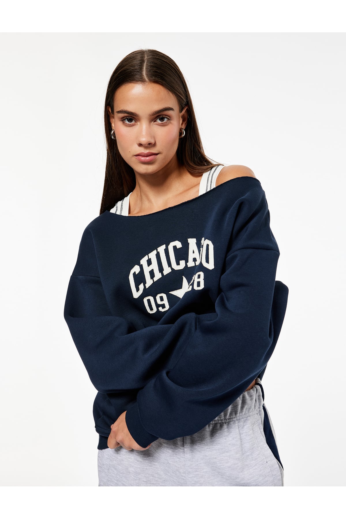 Nakışlı Şardonlu Kanguru Cepli Kayık Yaka Oversize Sweatshirt