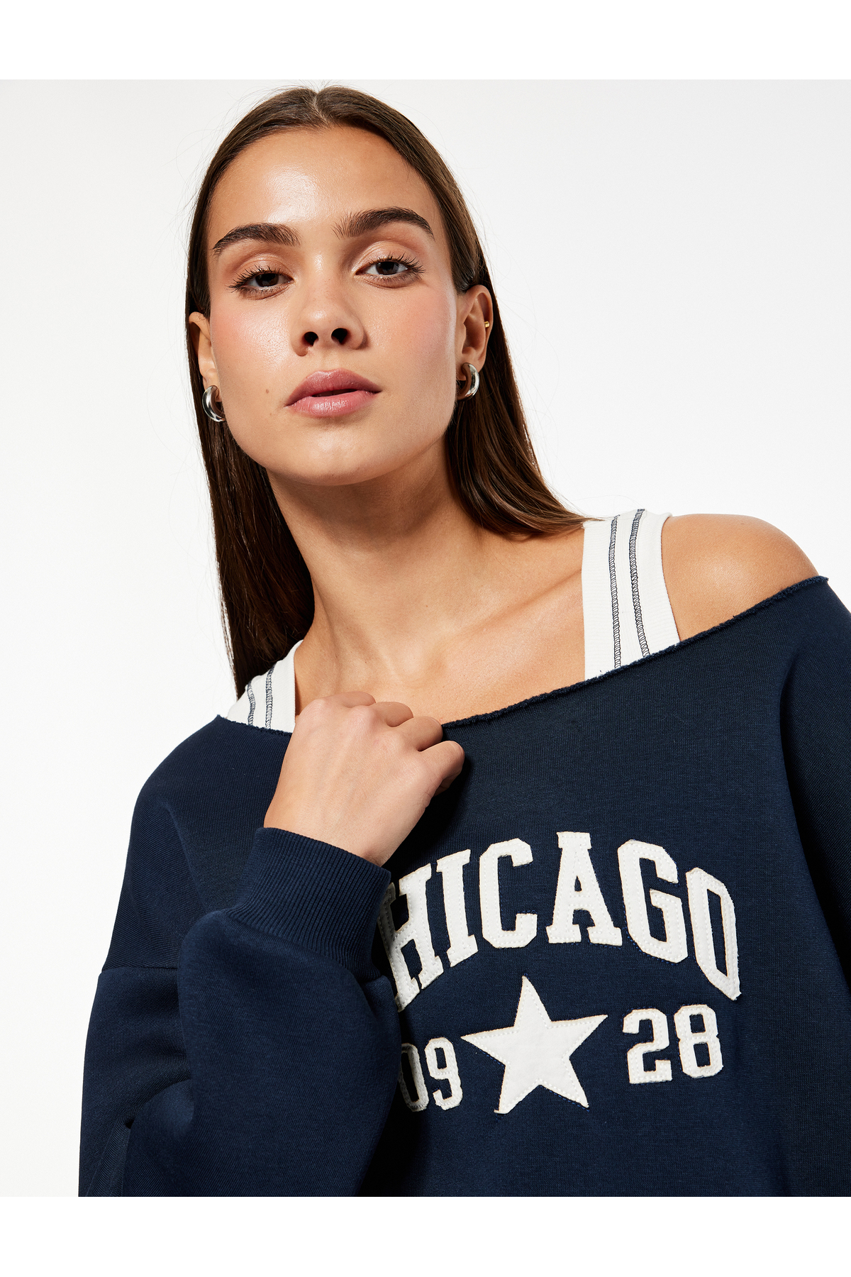 Nakışlı Şardonlu Kanguru Cepli Kayık Yaka Oversize Sweatshirt
