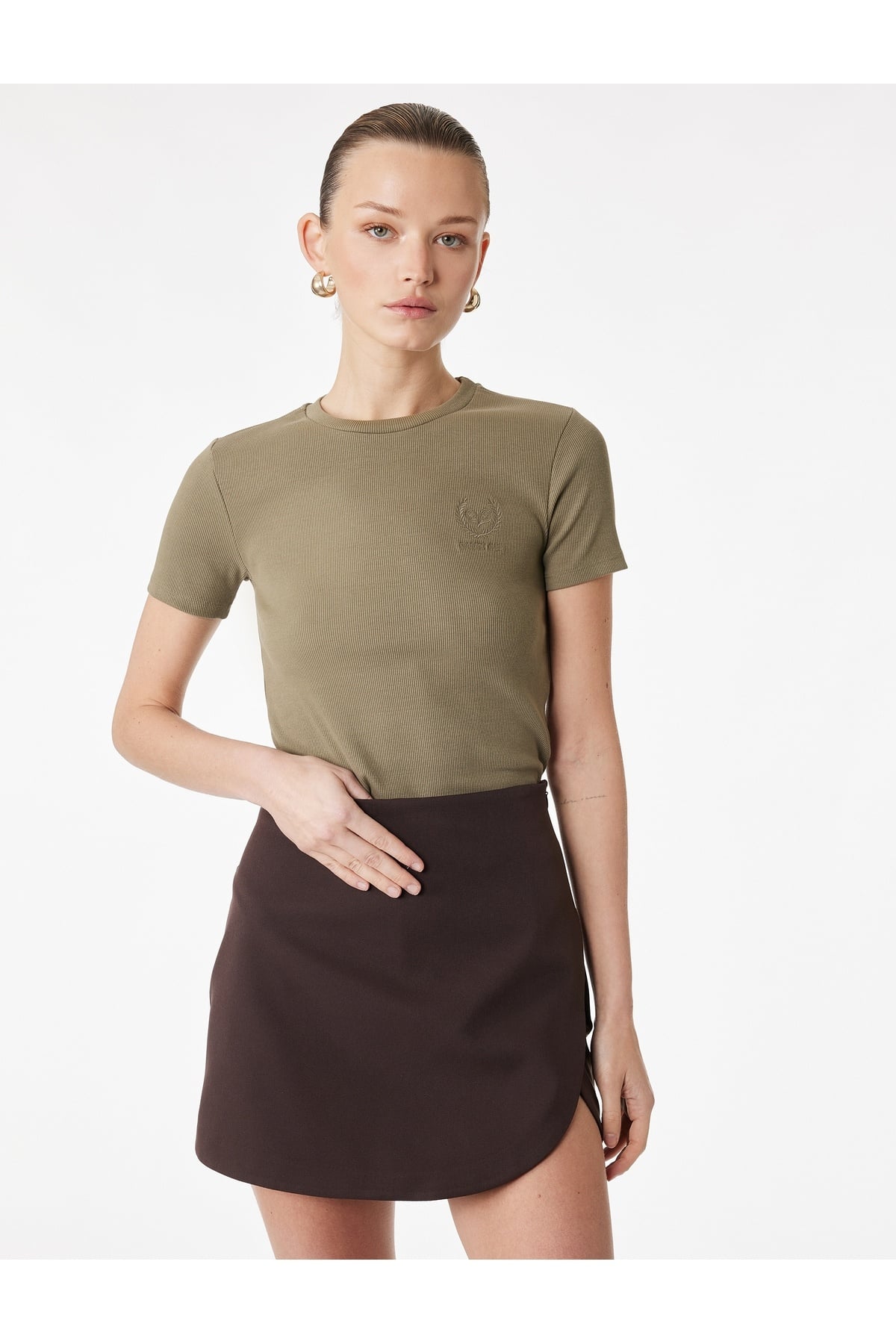 Pamuklu Slim Fit Kısa Kollu Bisiklet Yaka Nakış Detaylı Fitilli Tişört