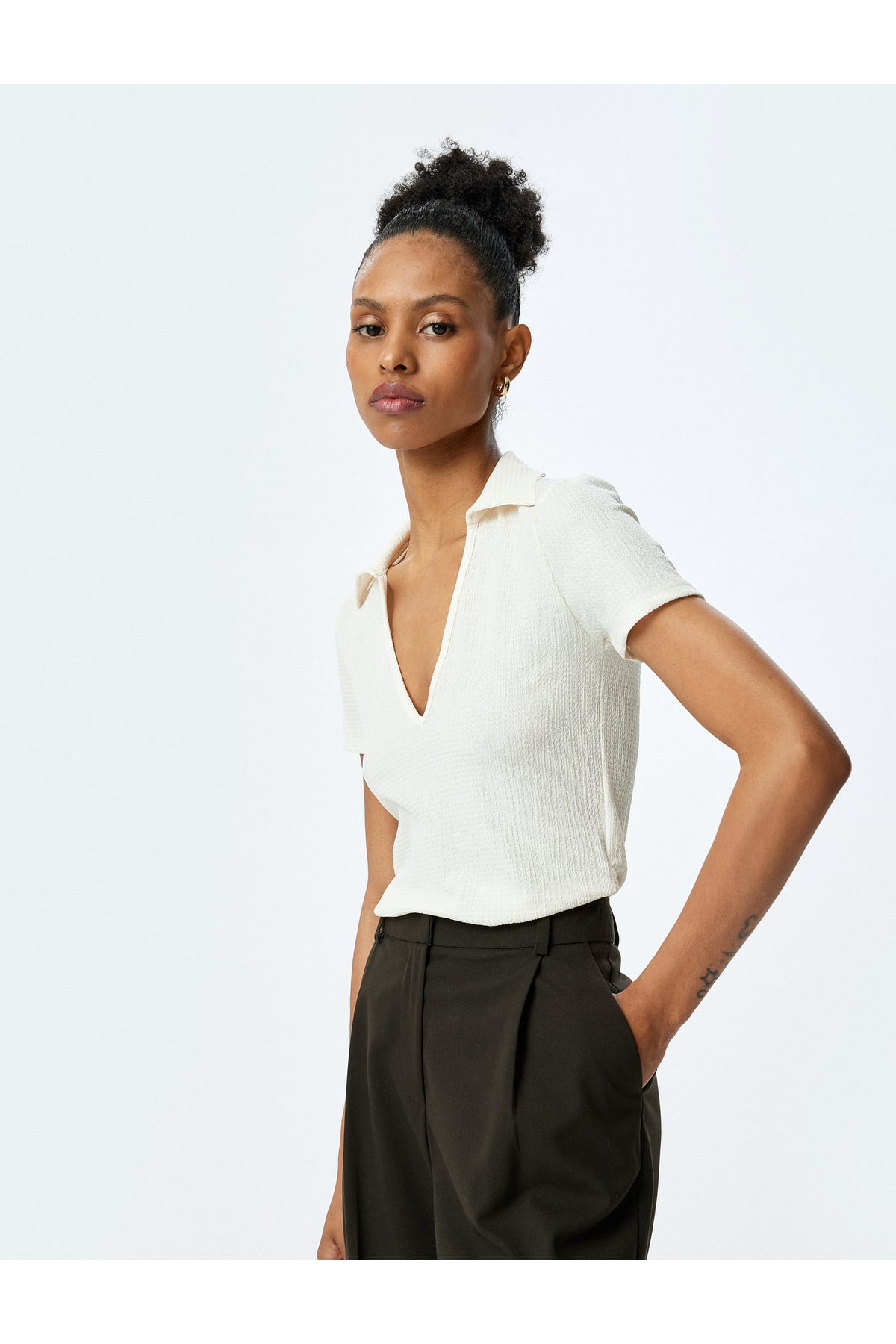 Regular Fit Dokulu Kısa Kollu V Polo Yaka Tişört
