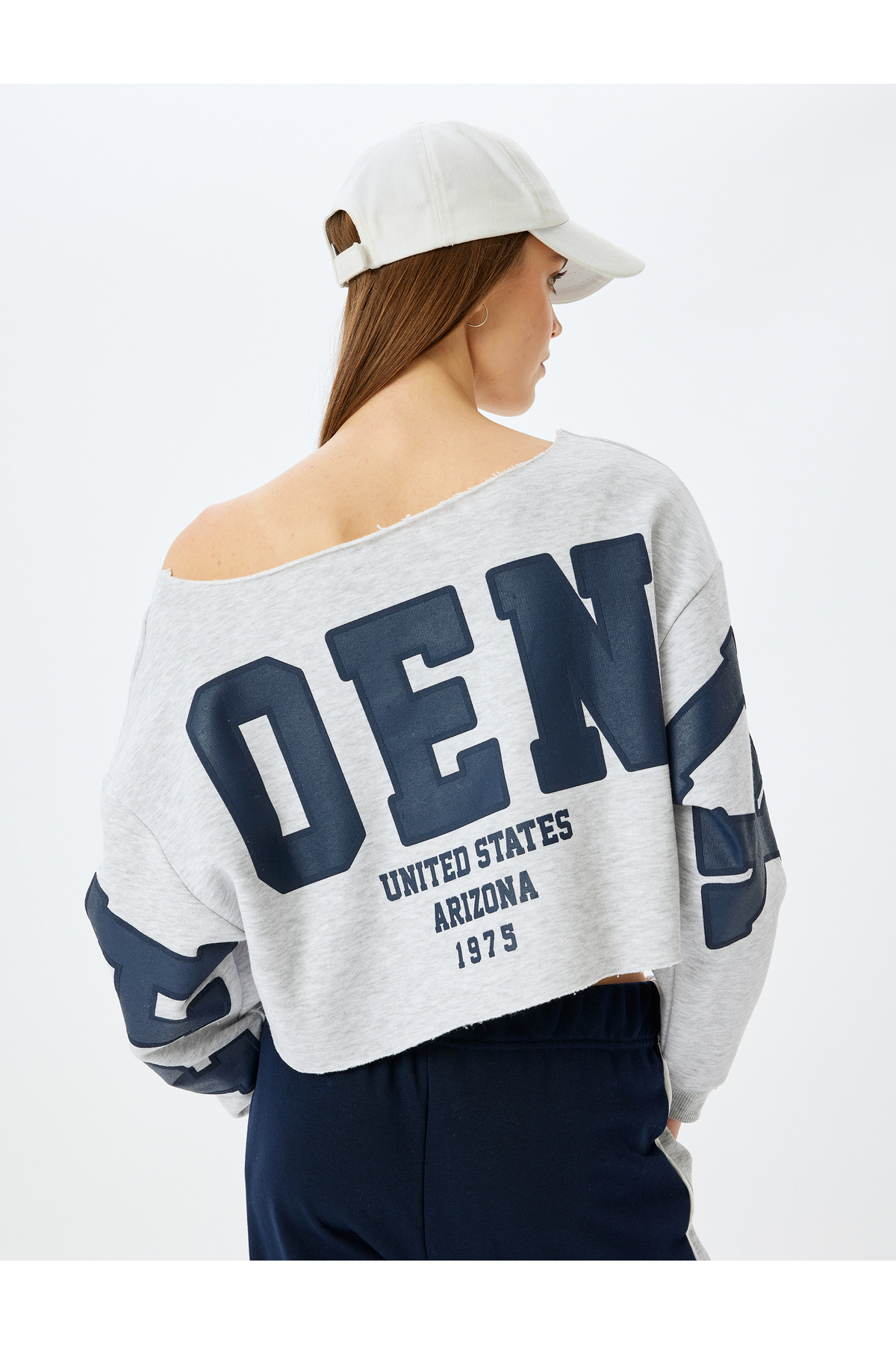 Şardonlu Arkası Baskılı Kayık Yaka Crop Oversize Sweatshirt