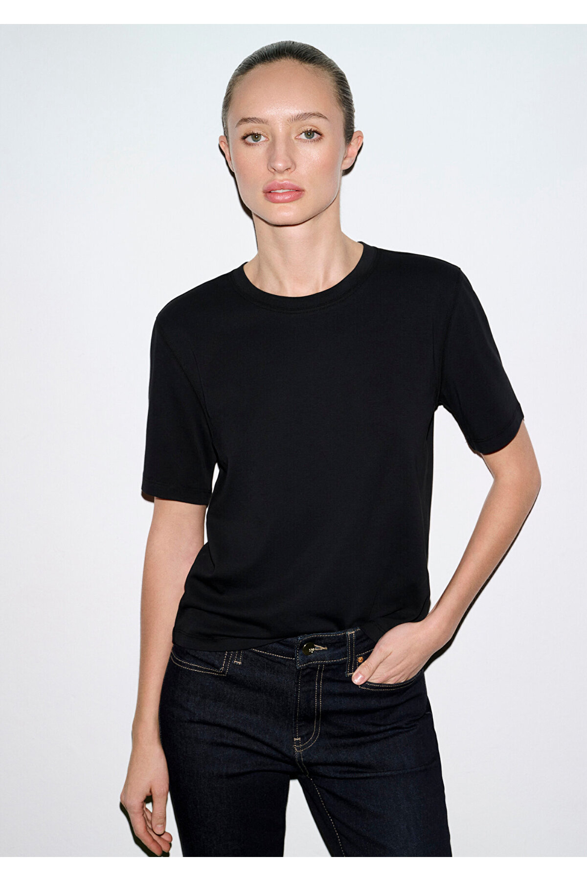 Siyah Basic Tişört Semi Slim Fit / Yarı Dar Kesim 1613588-900