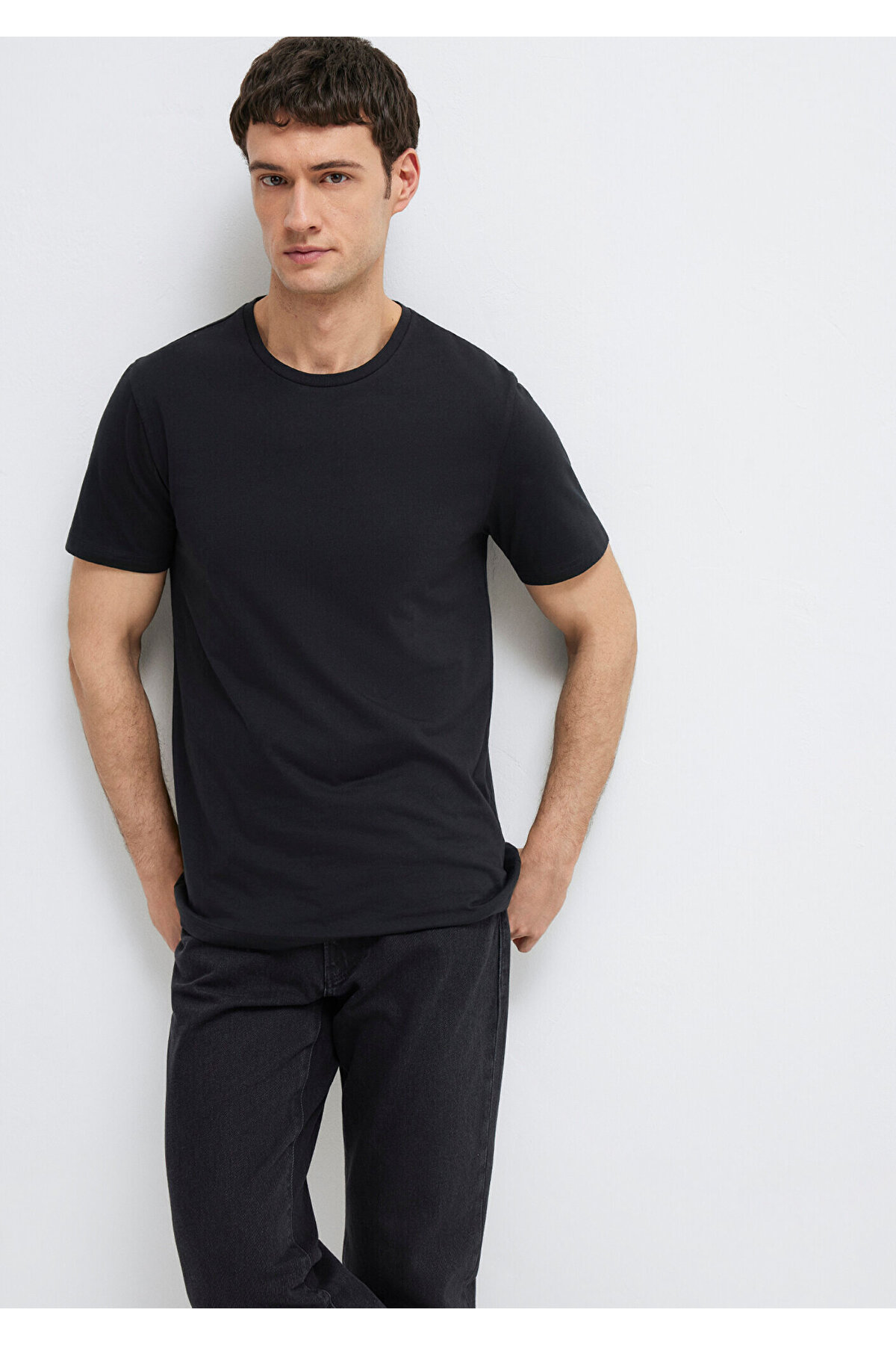 Siyah Basic Tişört Slim Fit / Dar Kesim 065574-900