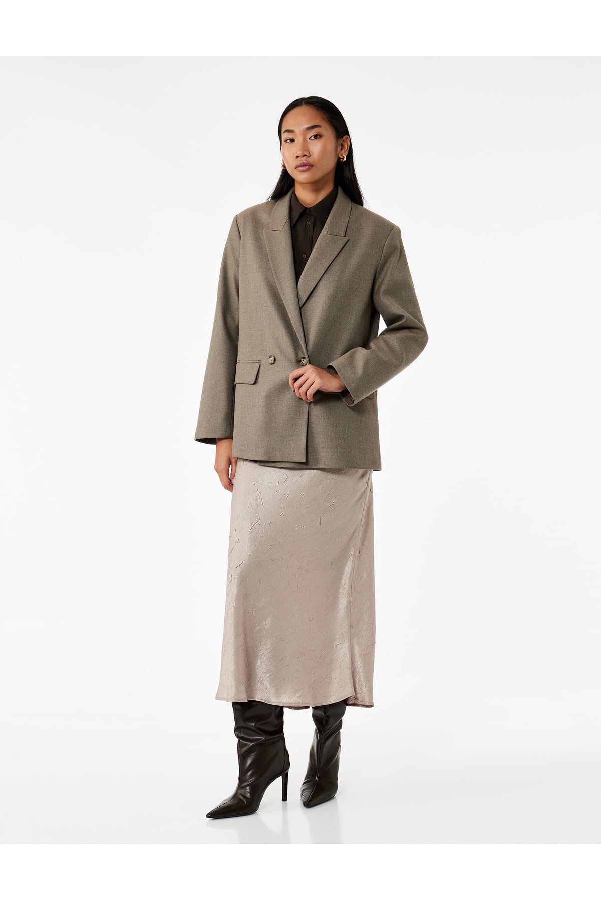 Slim Fit Balık Kesim Dokulu Midi Saten Etek