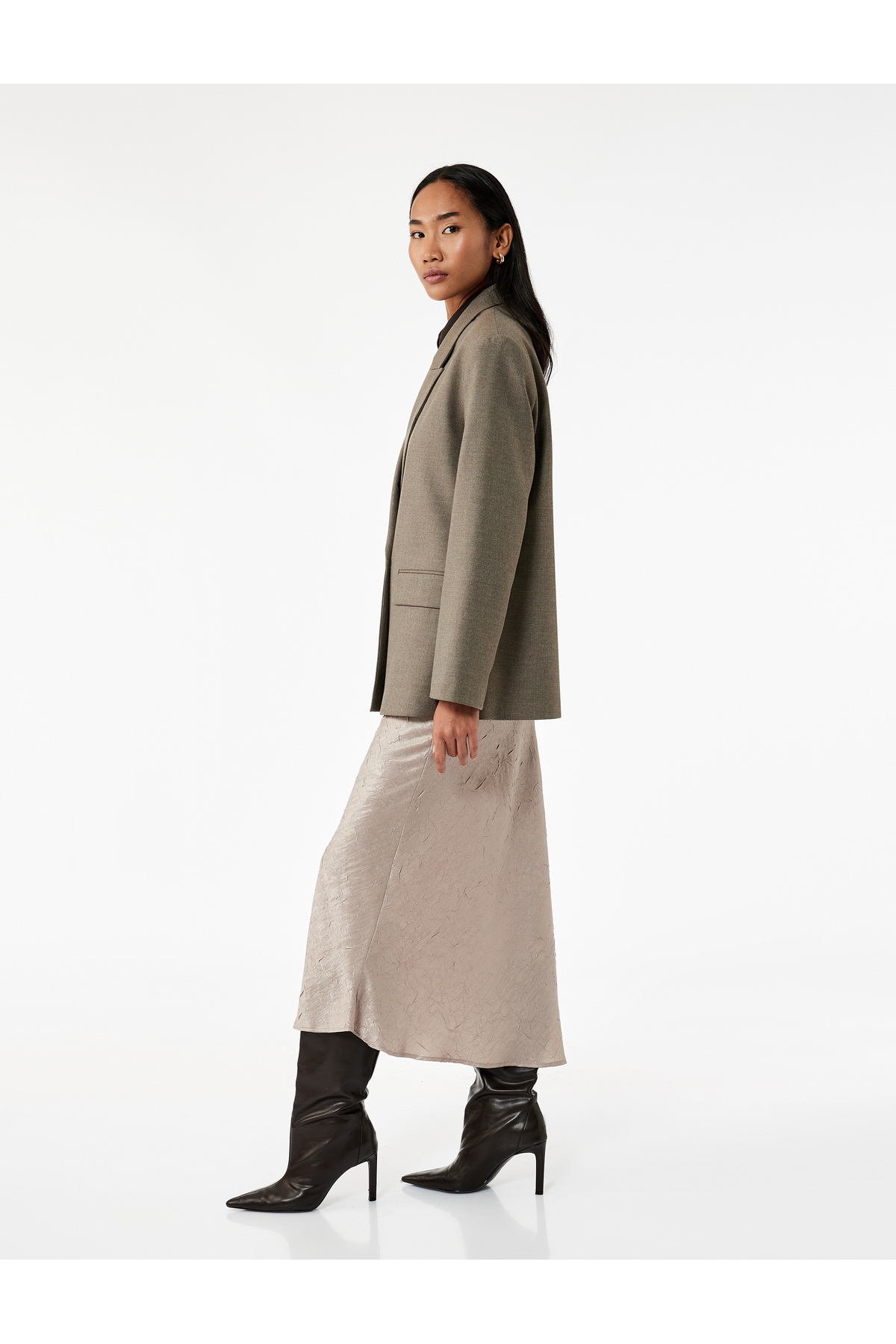 Slim Fit Balık Kesim Dokulu Midi Saten Etek