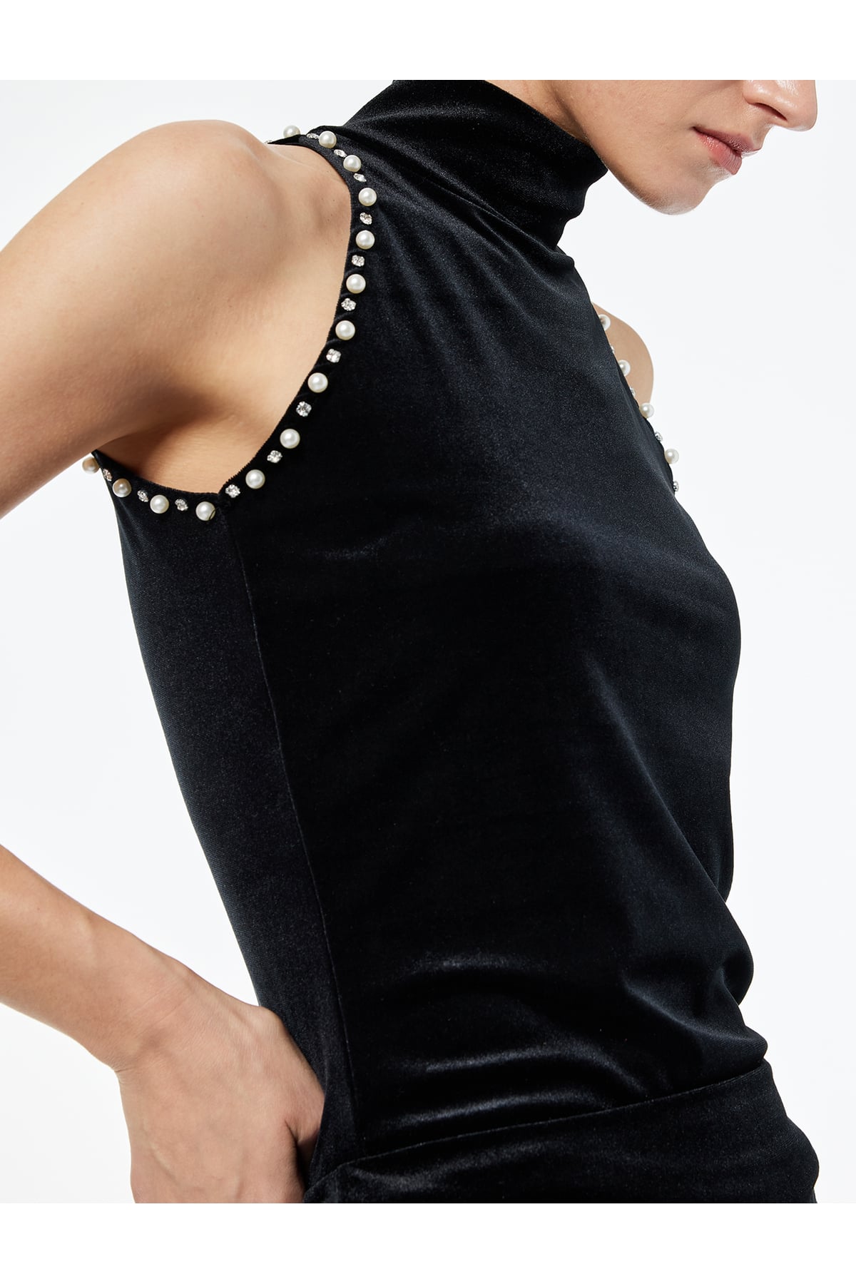 Slim Fit Kolsuz İnci Detaylı Dik Halter Yaka Kadife Bluz