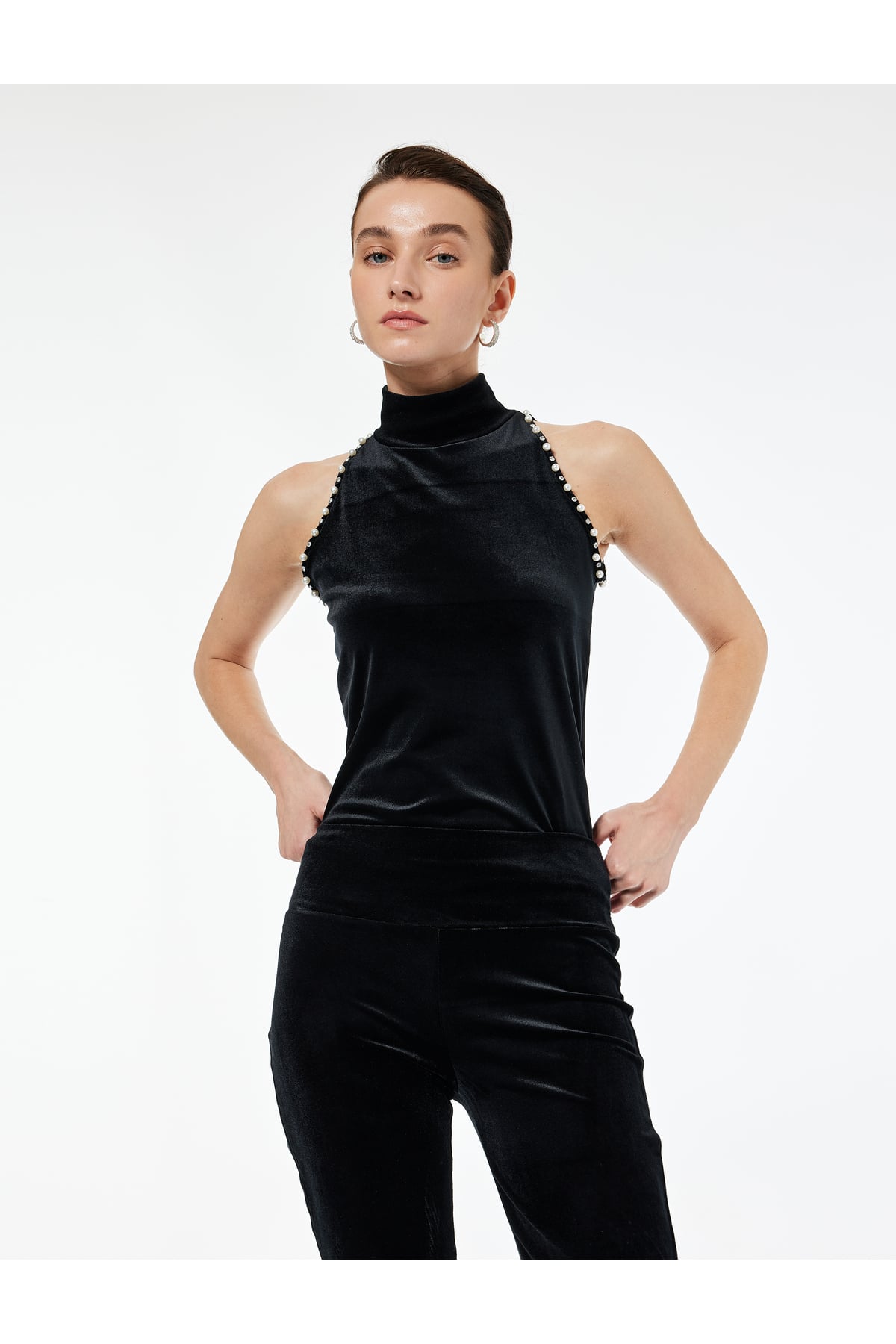 Slim Fit Kolsuz İnci Detaylı Dik Halter Yaka Kadife Bluz