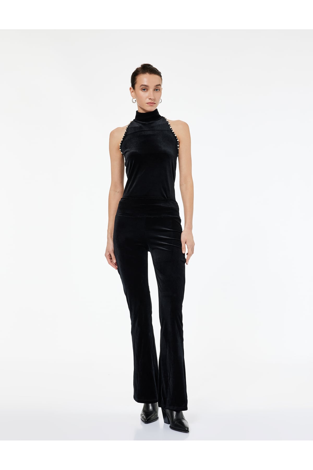 Slim Fit Kolsuz İnci Detaylı Dik Halter Yaka Kadife Bluz