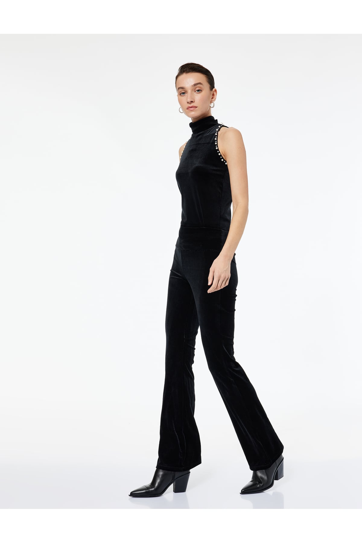 Slim Fit Kolsuz İnci Detaylı Dik Halter Yaka Kadife Bluz