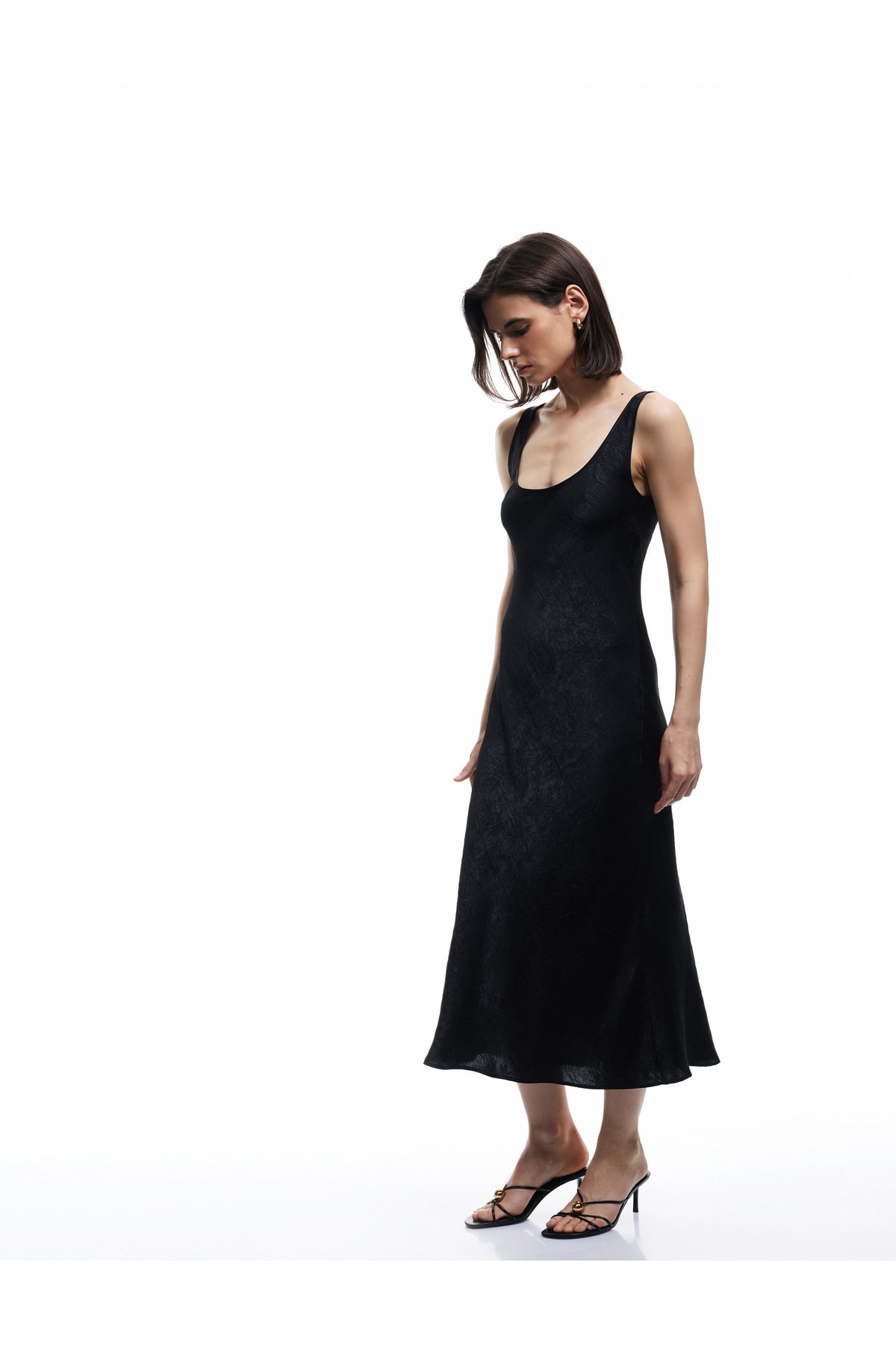 Slim Fit Kolsuz U Yaka Kalın Askılı Uzun Saten Elbise