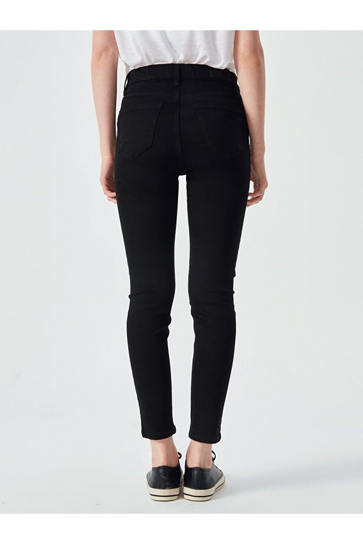 Tanya X Black Wash