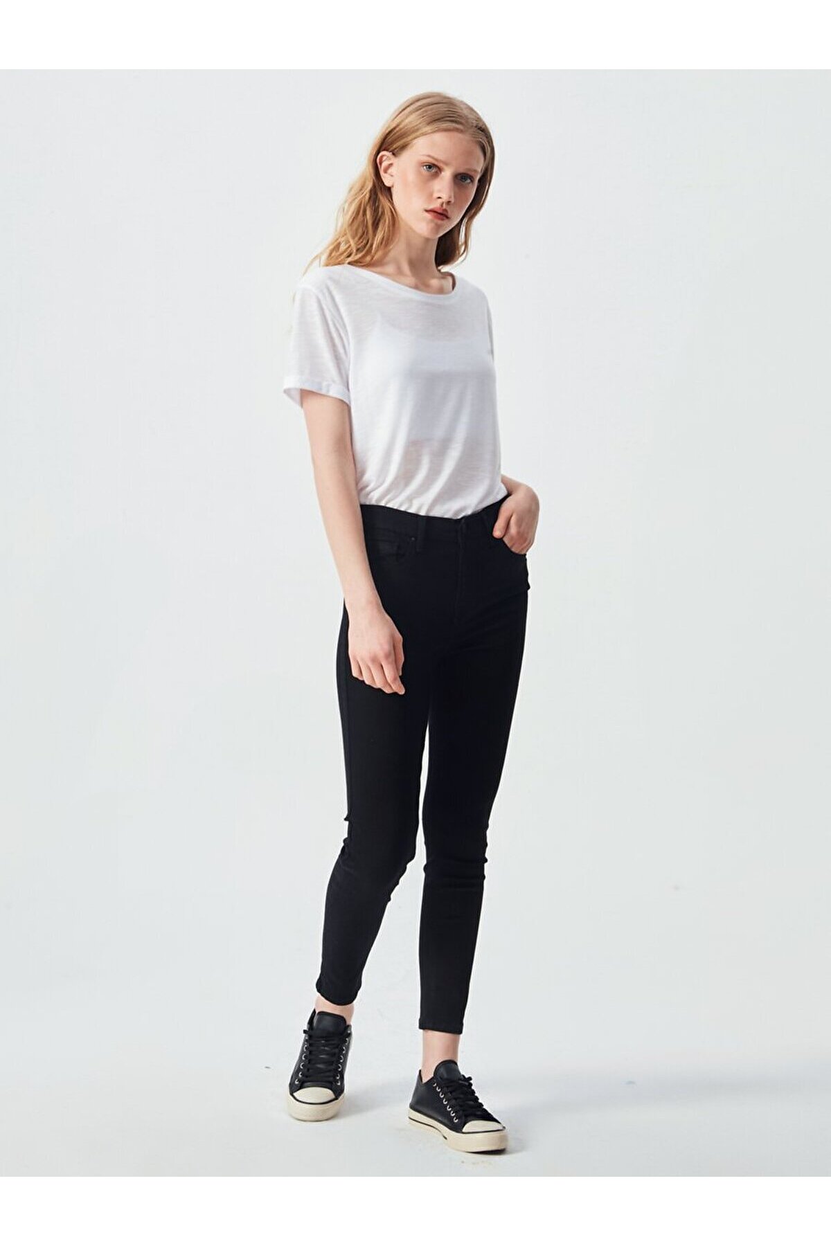 Tanya X Black Wash