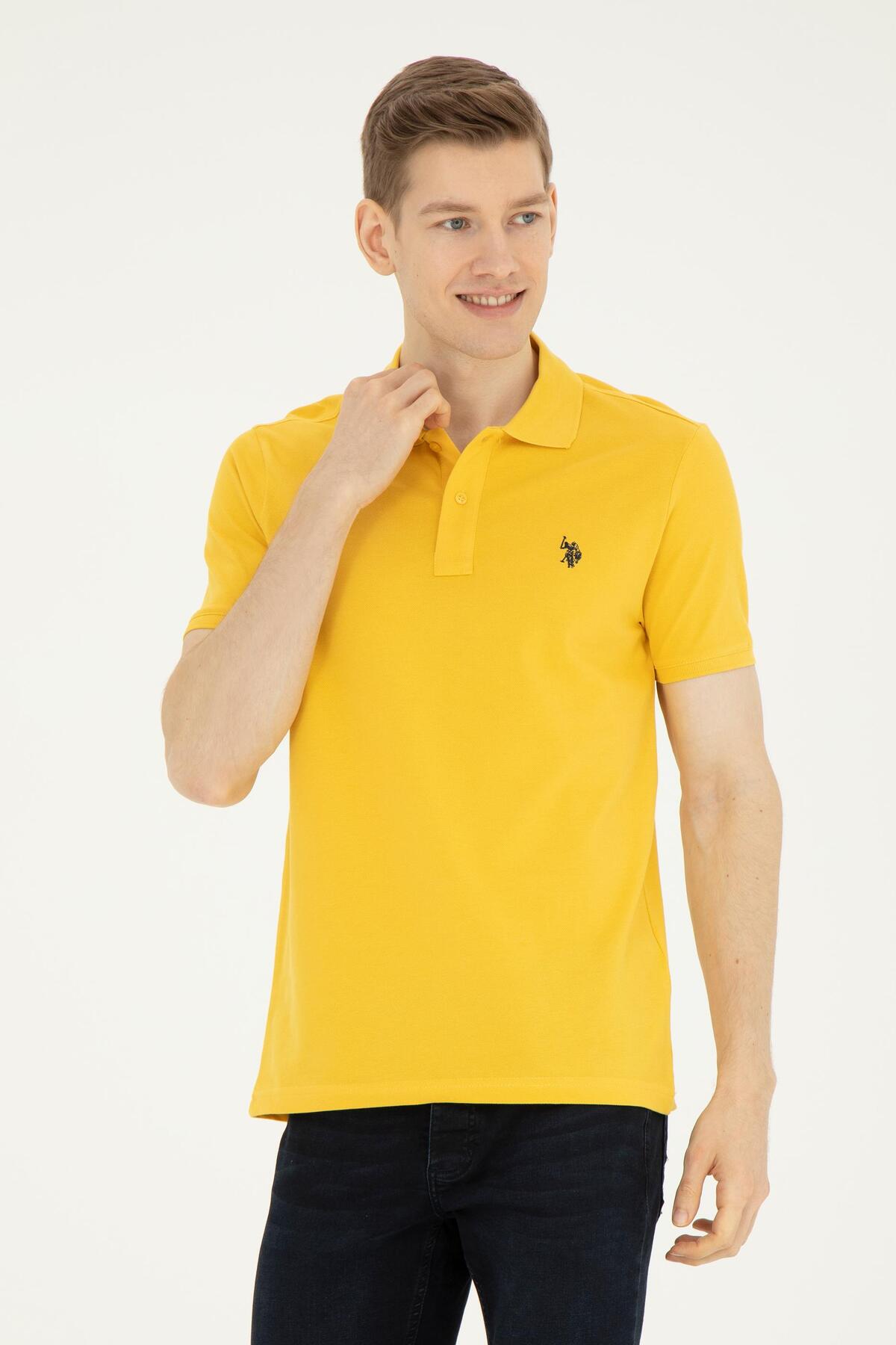 U.S. POLO ASSN. DOKUMA KUMAŞ % 100 PAMUK POLO YAKA KISA KOL T-SHİRT - KOYU SARI