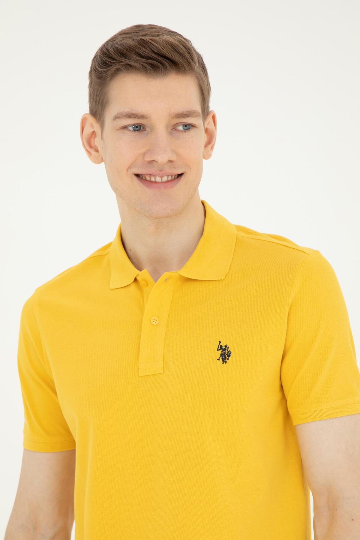 U.S. POLO ASSN. DOKUMA KUMAŞ % 100 PAMUK POLO YAKA KISA KOL T-SHİRT - KOYU SARI