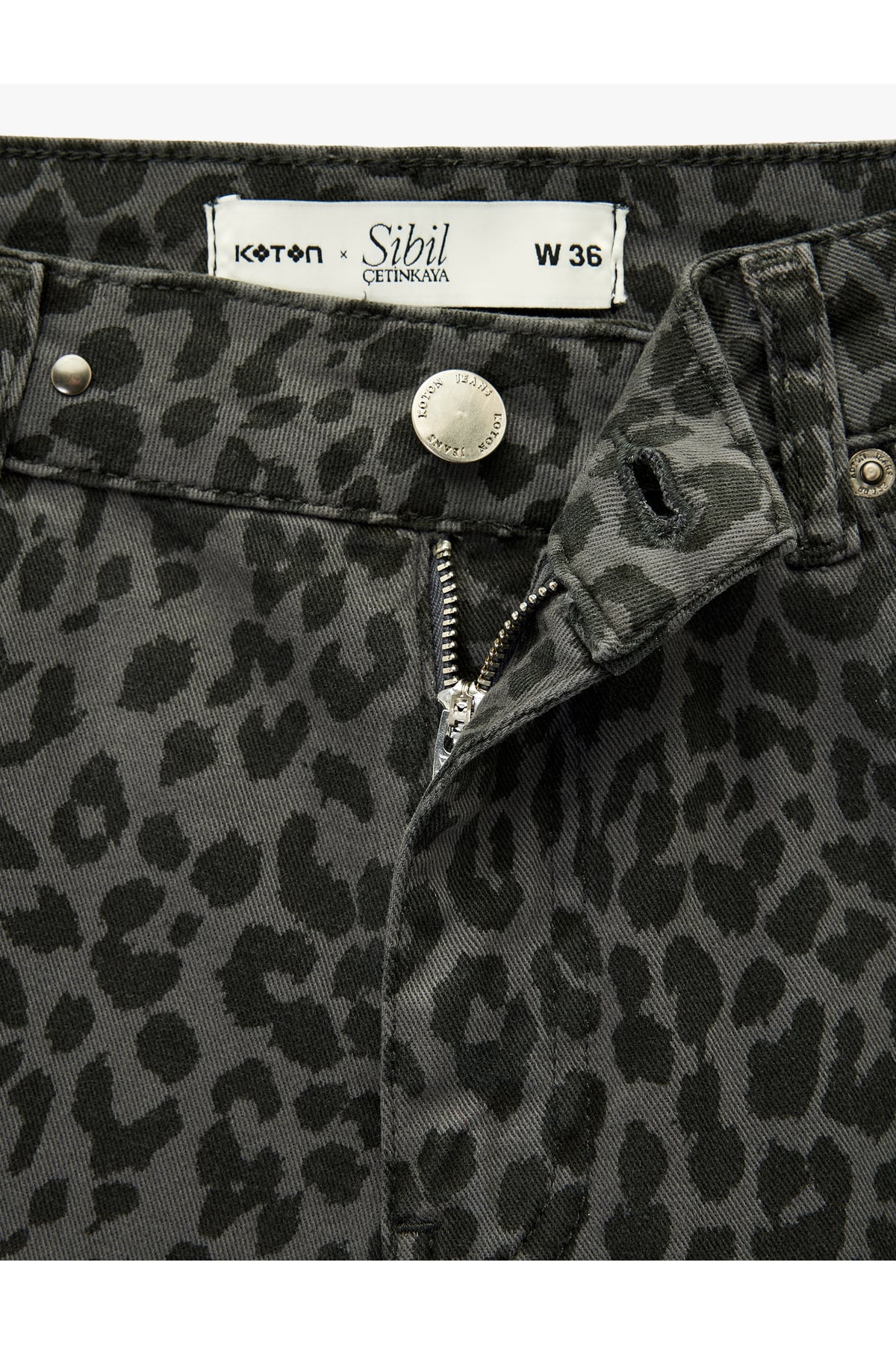 X Sibil Çetinkaya - Leopar Desenli Metal Aksesuarlı İspanyol Paça Jean Pantolon - Flare Jeans