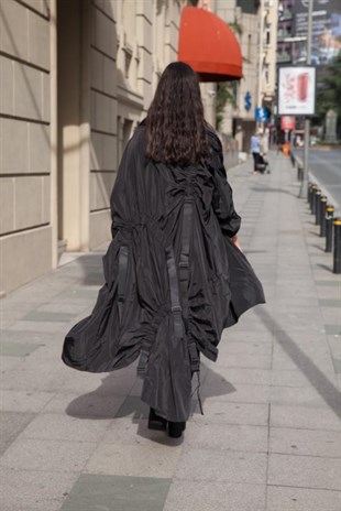 Aksesuar Detaylı Asimetrik Trençkot