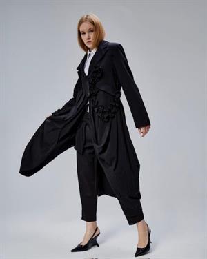 siyah trench coat firfir detayla
