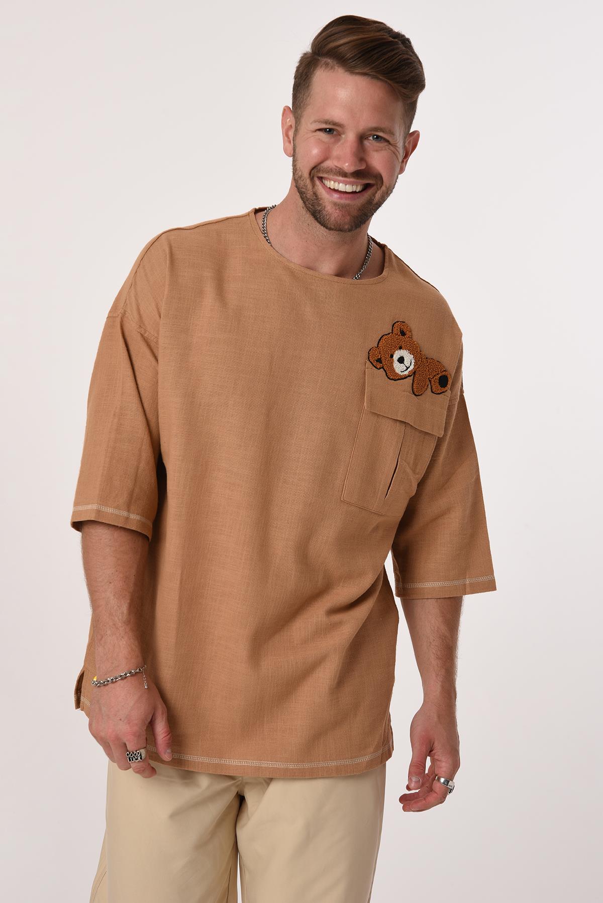 R-3703 Tek Cep Kapaklı Ayı Nakışlı Eteği Kolu Karyokalı Keten Tshirt
