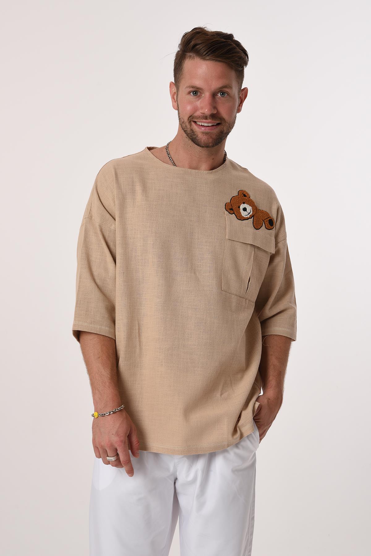 R-3703 Tek Cep Kapaklı Ayı Nakışlı Eteği Kolu Karyokalı Keten Tshirt