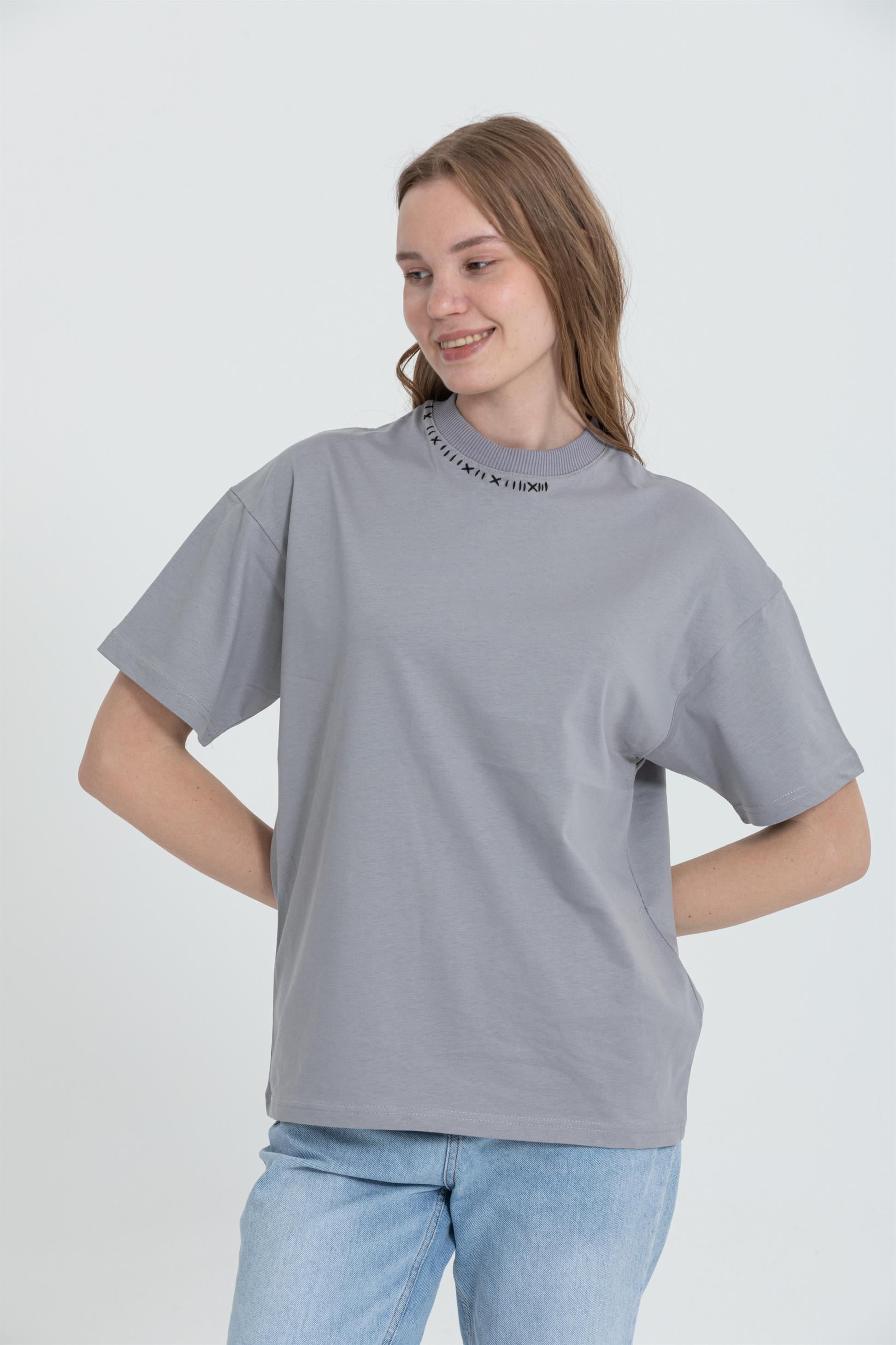 R-5680 Yaka Nakış Detaylı Oversize T-shırt