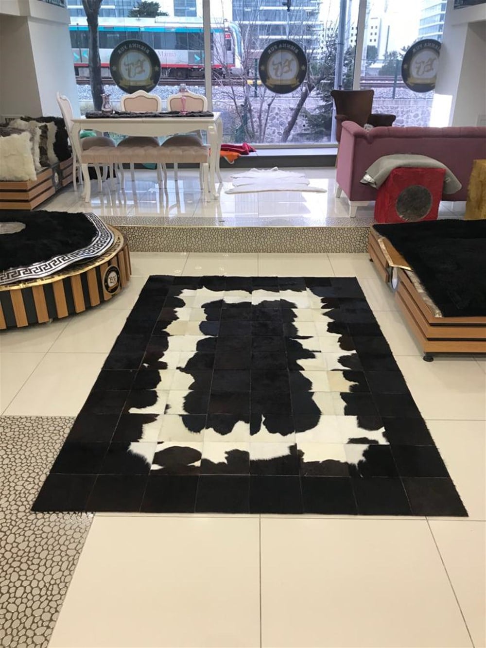 Bienna Fur Kaymaz Taban Siyah & Beyaz Doğal Deri Halı / Kilim