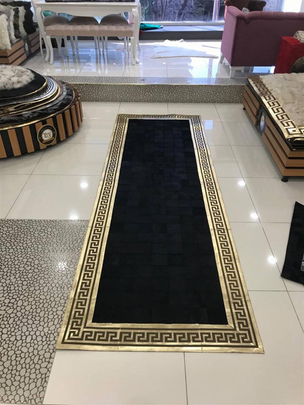 Bienna Fur Kaymaz Taban Siyah & Gold Bordür Doğal Deri Halı / Kilim