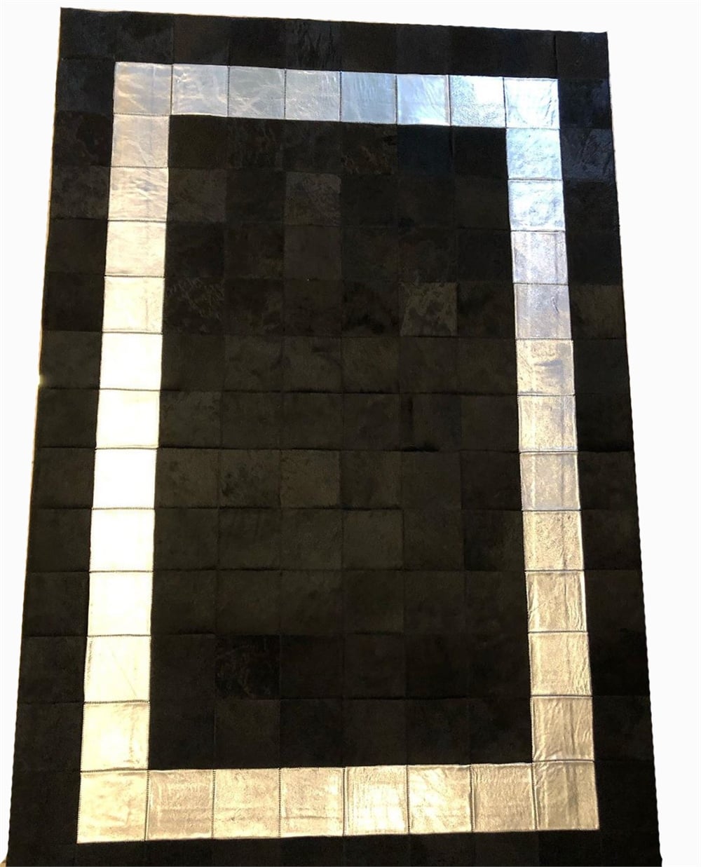 Gümüş Bordürlü Siyah Deri Halı