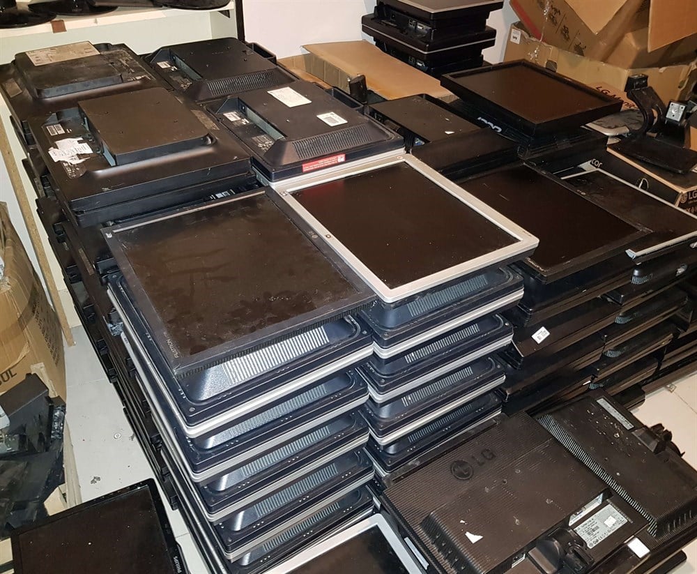  KARIŞIK MARKALARDA AYAKSIZ TEMİZ 17 inch LCD KARE MONİTÖRLER AYAK VE KABLOLAR YOKTUR